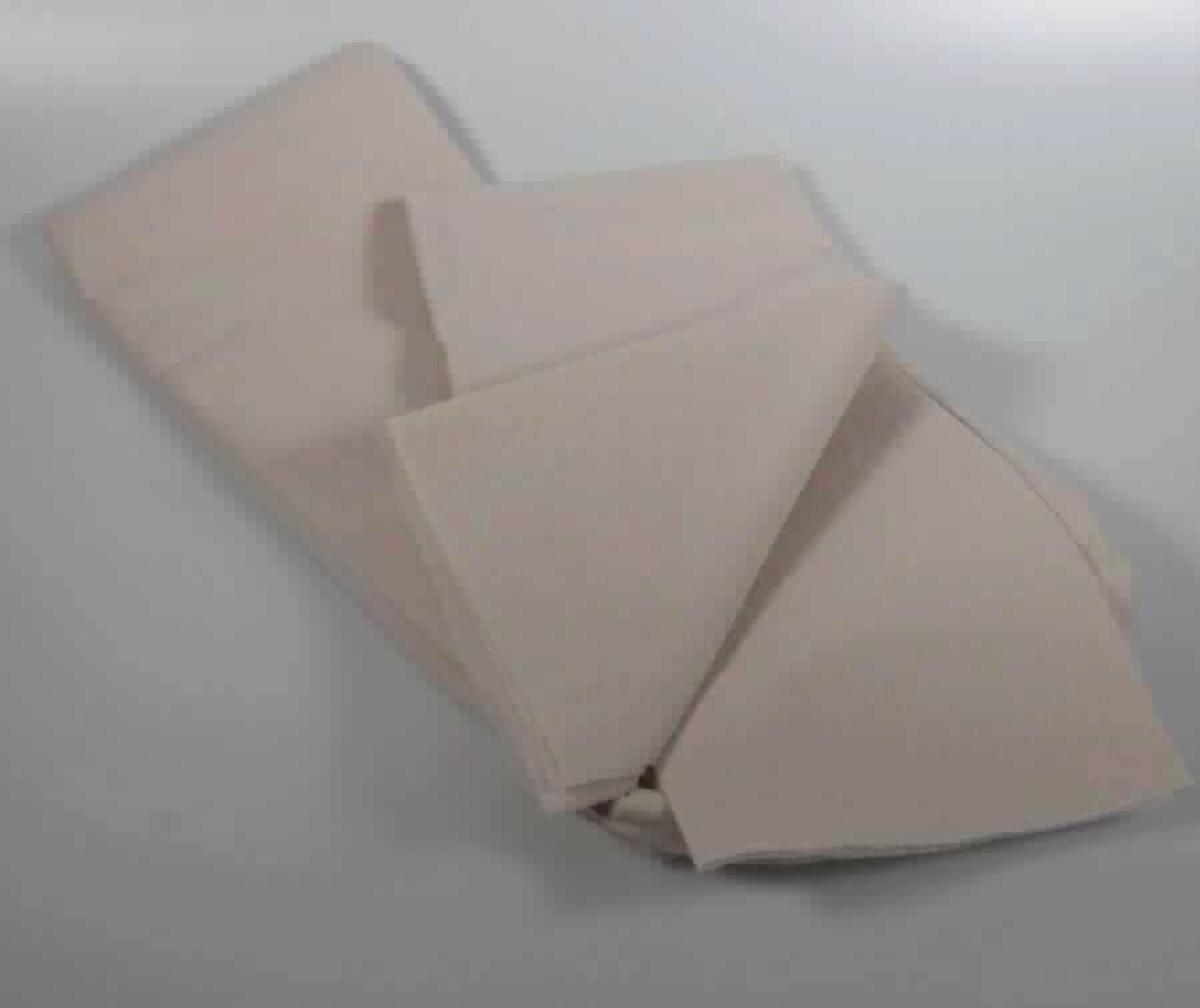 Vliesstoff, sog. Pflanzen-Schutzvlies, Foto siehe Anlage,
- mit einer Banderole aus Pappe umhüllt,
- rechteckig, mit den Abmessungen von laut Antrag 5 m x 1,5 m,
- laut Untersuchungsergebnis:
-- aus synthetischen Filamenten (keine aromatischen Polyamide),
-- punktuell thermisch verfestigt, 
-- kein melt blown,
-- weder bestrichen noch überzogen,
-- einlagig
- mit einem Quadratmetergewicht von laut Antrag 30 g.

"Vliesstoff, aus synthetischen Filamenten, mit einem Quadratmetergewicht von mehr als 25 g bis 70 g, weder 
 bestrichen noch überzogen, anderer als in den Unterpositionen 5603 1290 10 bis 5603 1290 60 genannte"