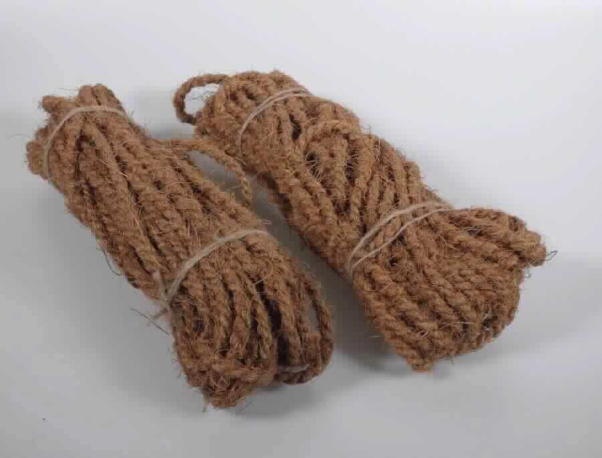 Kokosgarn, Foto siehe Anlage,
- laut Antrag einzeln oder als zweiteiliges Sortiment in einem Polybeutel verpackt, 
- laut Antrag mit einer Länge von ca. 15 m,
- gezwirnt; aus Drähten aus laut Antrag Kokosfasern,
- zweidrähtig (somit kein Bindfaden der Position 5607).

"Garn aus pflanzlichen Spinnstoffen, Kokosgarn"