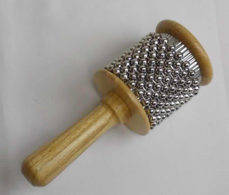 Bei der sog. "Cabasa" (Art.-Nr. 61948) handelt es sich um ein den Maracas ähnliches Perkussions- bzw. Handschlaginstrument in Form eines ca. 7 cm hohen zylinderförmigen Kopfteils mit umliegendem Profilblech an einem ca. 9 cm langen Haltegriff aus Holz. Das Profilblech des Kopfteils ist mit zehn nicht vollständig dicht anliegenden Metallkugelketten bespannt, welche beim Schütteln mittels Handgriff Töne erzeugen (klapperschlangenähnliches Rasseln). Bei einer anderen Spieltechnik wird die geöffnete und leicht gerundete Hand an die Perlenketten gelegt und der Griff mit ruckartigen Bewegungen betätigt (metallisch-ratschendes Geräusch).

Die in einem bunt bedruckten Pappkarton verpackte Ware ist als "Schlaginstrument" einzureihen.