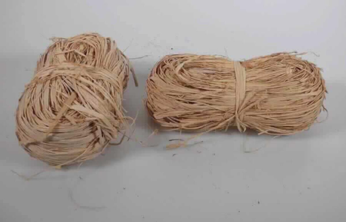 Nach den Antragsangaben und der vorliegenden Warenprobe handelt es sich bei der als Natur-Bindebast bezeichneten Ware um unterschiedlich lange und breite, naturfarbene pflanzliche Streifen aus Raffia (Raffiabast), die zu einem Bündel zusammengelegt und nicht für die Spinnerei vorbereitet sind. Derartige Bastfasern werden hauptsächlich zum Flechten verschiedener Waren oder als Bindemittel (z.B. im Gartenbau) verwendet.
Der Natur-Bindebast ist einzeln oder im 2er Set im Polybeutel, Schrumpffolie oder mit einer Banderole für den Einzelverkauf aufgemacht.

Zolltarifrechtlich handelt es sich um "Pflanzliche Stoffe von der hauptsächlich zum Herstellen von Korb- oder Flechtwaren verwendeten Art, andere als Bambus, Pedding und Stuhlrohr".
