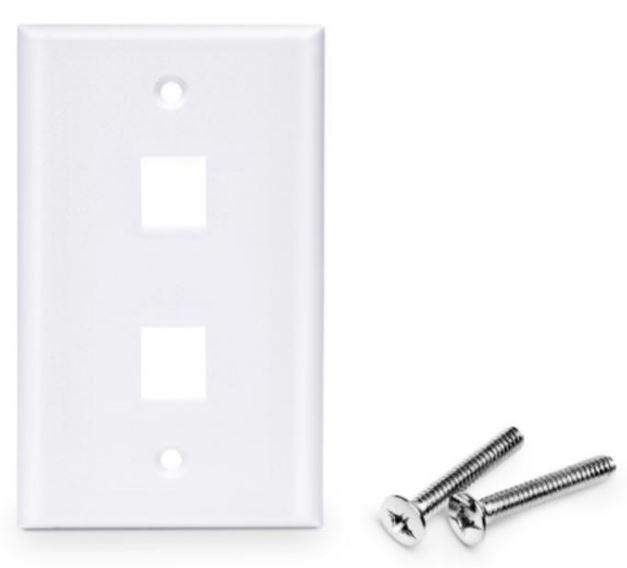 Wandplatte,
- bestehend aus einer einteiligen, weißen, rechteckigen Blende aus Kunststoff,
- mit zwei untereinander angeordneten Anschlussdurchführung für 2 x RJ45-Steckbuchsenmodule (nicht Gegenstand dieser vZTA-Entscheidung),
- sowie zwei farblich abgestimmten Montageschrauben (De-minimis-Regel).

Die Ware ist als "Teil, erkennbar ausschließlich für elektrische Geräte der Position 8536 bestimmt, nicht für Waferprober, keine zusammengesetzte elektronische Schaltung (Baugruppe), nicht für bestimmte Luftfahrzeuge, nicht von den TARIC-Codes 8538 9099 30 bis 8538 9099 70 erfasst" einzureihen.

Anlage: 1 Abbildung