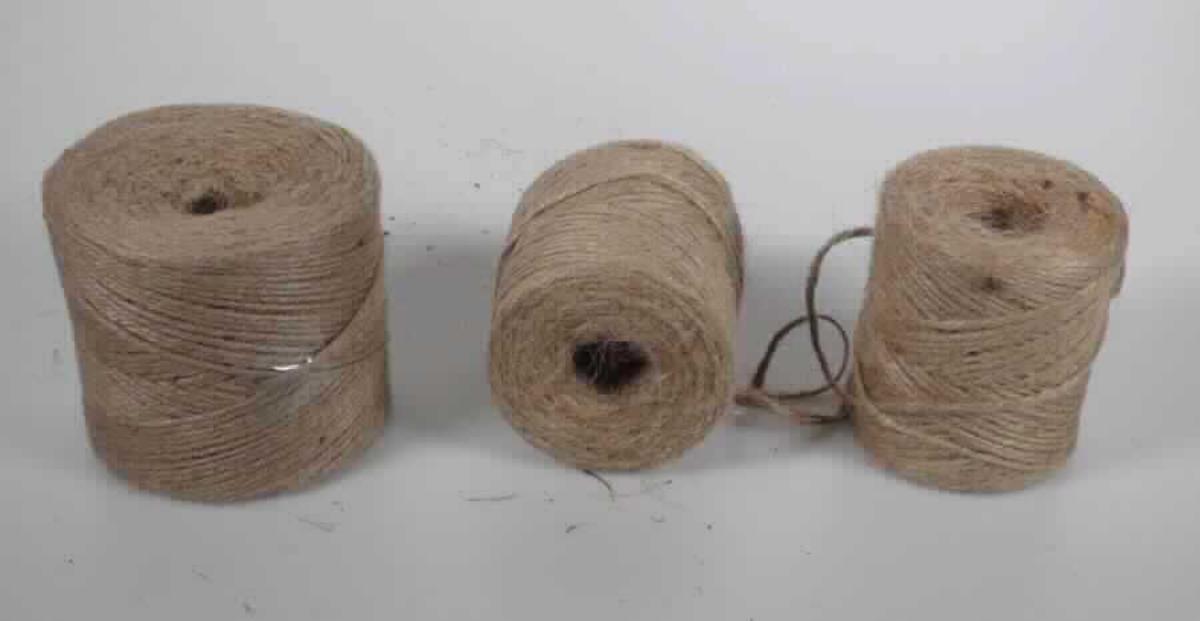 Garn, sog. Jutegarn, Foto siehe Anlage,
- laut Antrag mit einer Banderole versehen oder in einem Polybeutel / einer Schrumpffolie verpackt,
- als Meterware im Knäuel, mit einer Länge von laut Antrag 100 m (als Set von 2 x 100 m) bzw. 200 m, 
- laut Untersuchungsergebnis:
-- gezwirnt, mit einer S-Drehung als letzter Drehung, 
-- aus pflanzlichem Spinnstoff (laut Antrag Jute), 
-- mit einem Titer von ca. 12000 dtex; somit kein Bindfaden der Position 5607.

"Garn aus Jute, gezwirnt"