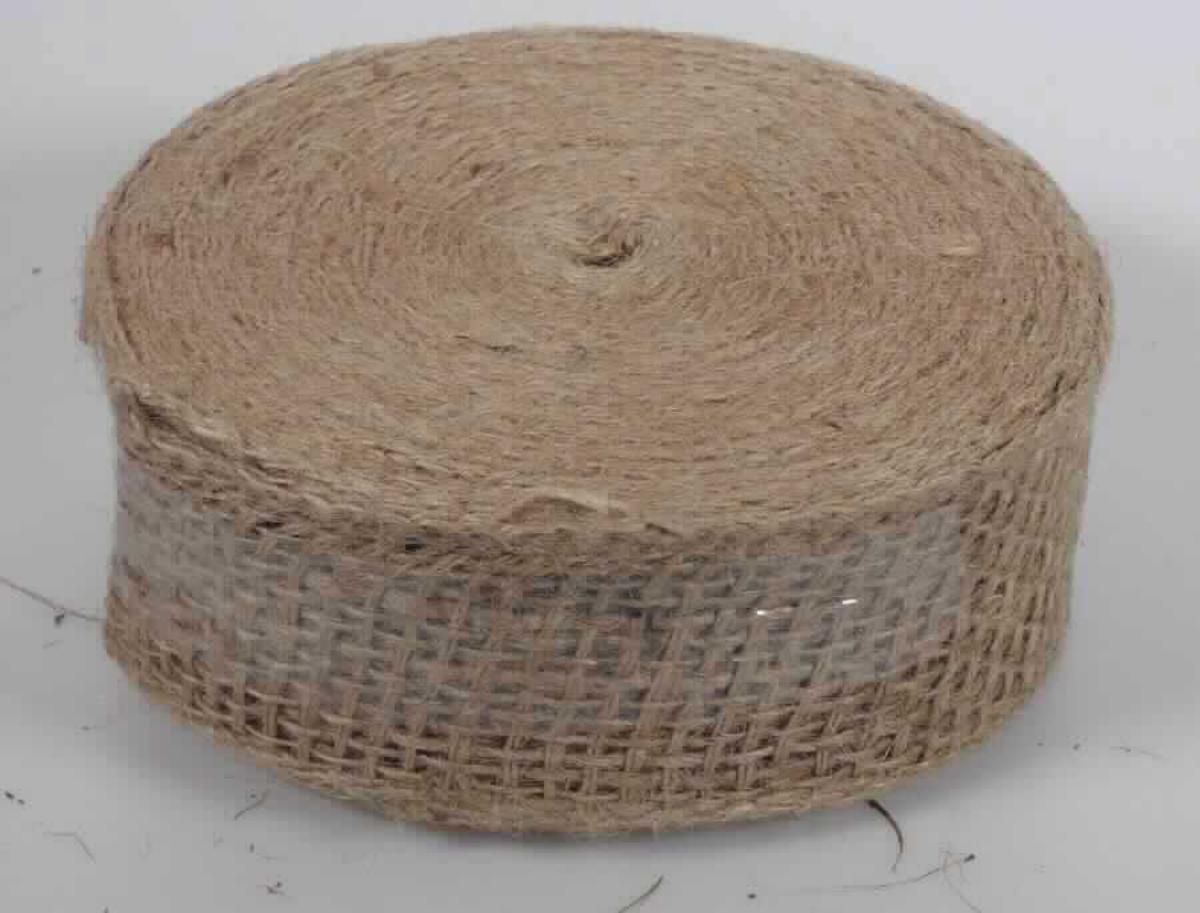 Band, sog. Juteband, Foto siehe Anlage,
- laut Antrag mit einer Banderole versehen oder in einem Polybeutel / einer Schrumpffolie verpackt,
- als Meterware, laut Antrag mit einer Länge von ca. 20 m und einer Breite von ca. 5 cm,
- laut Untersuchungsergebnis:
-- aus einem Gewebe (kein Samt, Plüsch, Chenille- oder Schlingengewebe) aus laut Antrag Jute,
-- keine Elastomergarne oder Kautschukfäden enthaltend,
-- mit echten Webkanten.

"Band, keine Ware der Position 5807, anderes als in den Unterpositionen 5806 10 und 5806 20 genannte, 
 aus Jute"