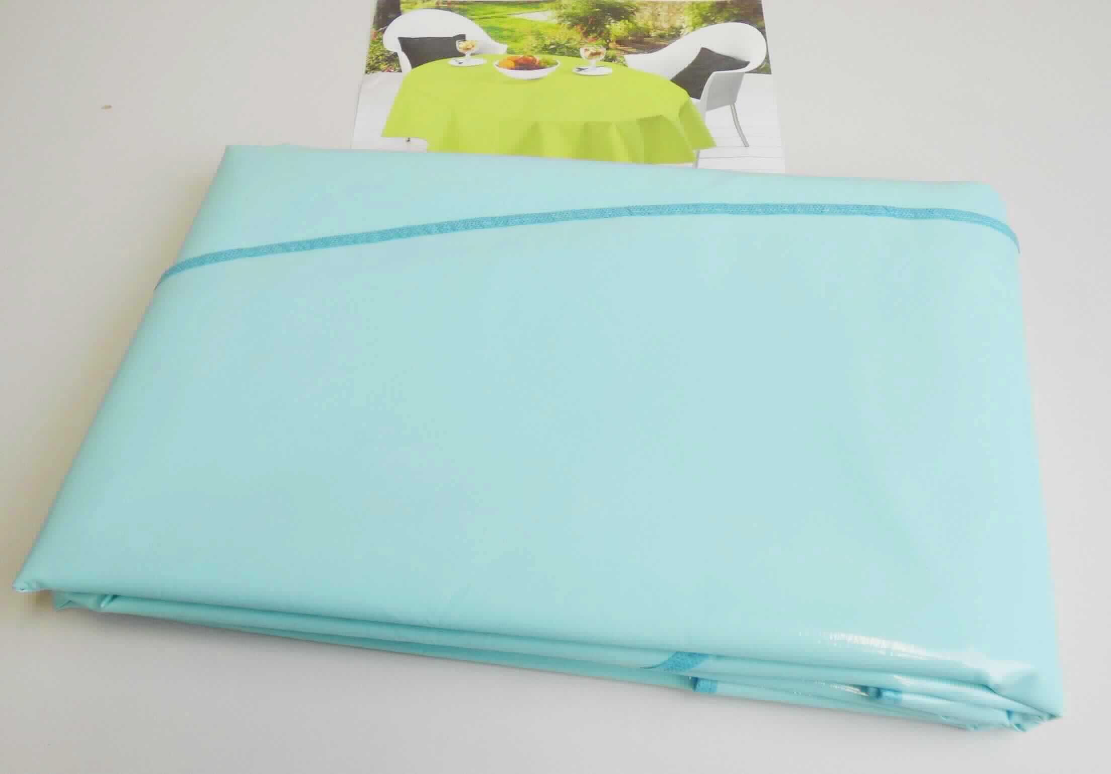 Tischwäsche, sog. Lacktischdecke Style My Home, Foto siehe Anlage,
- in einem Polybeutel mit bedrucktem Pappeinleger verpackt,
- in verschiedenen Formen und Größen; veranschaulicht durch ein ovales Muster in den Abmessungen von 
  160 cm x 210 cm,
- aus einem einem punktuell thermisch verfestigten Vliesstoff aus synthetischen Chemiefasern (laut Antrag: 
  Polypropylen), der auf der Schauseite mit Kunststoff (laut Antrag: Ethylen-Vinylacetat-Copolymer; kein 
  Zellkunststoff) laminiert ist (Meterware der Position 5603), 
- an den Rändern mit einem schmalen Streifen aus Vliesstoff eingefasst, 
- durch Zusammenfügen konfektioniert, 
- die laut Antrag als Tischdecke verwendete Ware ist feucht abwischbar ("waschbar").

"Tischwäsche, aus Spinnstoffen, aus Vliesstoffen, aus Chemiefasern"