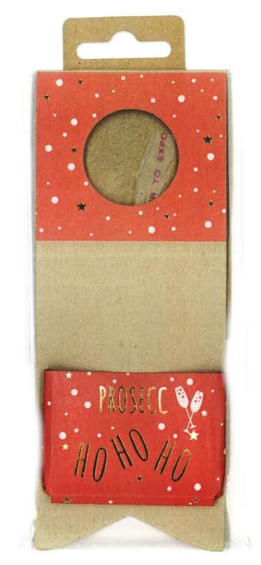 Es handelt sich um einen nahezu rechteckigen Zuschnitt aus Kartonpapier (Abmessungen: etwa 7 x 28 cm, einmal gefalzt, einmal gerillt), der mittig mit einer kreisrunden Ausstanzung (Durchmesser: etwa 3,5 cm) versehen ist und um diesen herum mit Sternen und "Schnee" bedruckt ist. Ein Ende des Zuschnitts ist spezifisch zugeschnitten und mit einer mit Sternen, "Schnee", zwei Weingläsern und der Aufschrift "PROSECC HO HO HO" farbig bedruckten Tasche (Abmessungen: etwa 7 x 5 cm) zum Einstecken z. B. eines Gutscheins beklebt, das andere Ende ist mit Linien zum Beschriften bedruckt. Die Ware soll an eine Flasche gehängt werden und ist in einem Polybeutel mit einem Europappanhänger verpackt.

Abbildung siehe Anlage.

Aufgrund der verschiedenen Verwendungszwecke, hier: Verpackungsmittel (Pos. 4819) und Etikett (Pos. 4821), erfolgt die Einreihung in Anwendung der AV 3 c) in die zuletzt genannte der gleichermaßen in Betracht kommenden Positionen.

Derartige Waren gehören als "Etiketten aller Art aus Papier oder Pappe, bedruckt, nicht selbstklebend" zum TARIC-Code 4821 10 90 00.