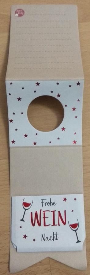 Es handelt sich um einen nahezu rechteckigen Zuschnitt aus Kartonpapier (Abmessungen: etwa 7 x 28 cm, einmal gefalzt, einmal gerillt), der mittig mit einer kreisrunden Ausstanzung (Durchmesser: etwa 3,5 cm) versehen ist und um diesen herum mit Sternen bedruckt ist. Ein Ende des Zuschnitts ist spezifisch zugeschnitten und mit einer mit Sternen, zwei Weingläsern und der Aufschrift "Frohe Wein Nacht" farbig bedruckten Tasche (Abmessungen: etwa 7 x 5 cm) zum Einstecken z. B. eines Gutscheins beklebt, das andere Ende ist mit Linien zum Beschriften bedruckt. Die Ware soll an eine Flasche gehängt werden und ist in einem Polybeutel mit einem Europappanhänger verpackt.

Abbildung siehe Anlage.

Aufgrund der verschiedenen Verwendungszwecke, hier: Verpackungsmittel (Pos. 4819) und Etikett (Pos. 4821), erfolgt die Einreihung in Anwendung der AV 3 c) in die zuletzt genannte der gleichermaßen in Betracht kommenden Positionen.

Derartige Waren gehören als "Etiketten aller Art aus Papier oder Pappe, bedruckt, nicht selbstklebend" zum TARIC-Code 4821 10 90 00.