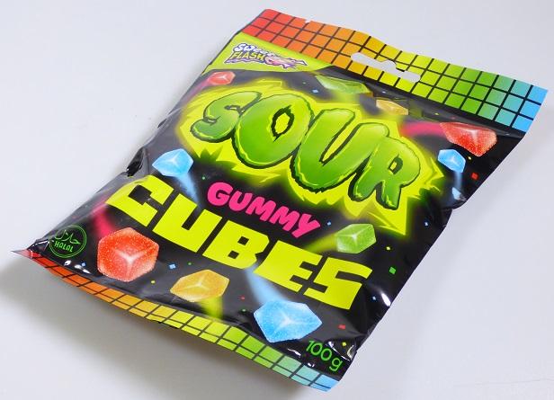 Zuckerware; Gummibonbons

Bei der Ware handelt es sich um würfelförmige, bunte Gummibonbons, überzogen mit einer Zuckerschicht. Die Bonbons haben eine Abmessung von ca. 1 cm x 1 cm x 1 cm und sind zu 100 g in einem bunt bedruckten Aluminiumfolienbeutel verpackt und für den Einzelverkauf aufgemacht. Der Aluminiumfolienbeutel enthält Angaben zum Marken- und Produktnamen, die Nährwerttabelle, das Nettogewicht und die Zutatenliste. 

Aus den hier durchgeführten Untersuchungen des Warenmusters wurden folgende für den Meursing-Zusatzcode relevante Werte ermittelt:
- Stärke/Glucose: 25 GHT bis weniger als 50 GHT,
- Saccharose/Invertzucker/Isoglucose: 30 GHT bis weniger als 50 GHT.
- Milchfett und Milchprotein werden aufgrund der Zutatenliste ausgeschlossen.

Die Ware ist als Zuckerwaren ohne Kakaogehalt (einschließlich weiße Schokolade), andere, andere, andere, Gummibonbons und Gelee-Erzeugnisse, einschließlich Fruchtpasten in Form von Zuckerwaren, in den TARIC-Code 1704 9065 00 einzureihen.
