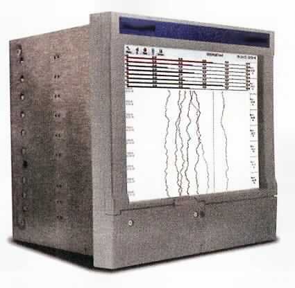 Papierloser Grafikschreiber, im Wesentlichen bestehend aus einem Gehäuse (288 x 288 x 200 mm) mit einem 12,1" berührungsempfindlichen Farbdisplay, bis zu 48 universellen analogen Eingangskanälen, bis zu 3,8 GB großen internen Messdatenspeicher und verschiedenen Schnittstellen wie z.B. USB, Ethernet und RS485. Das Gerät empfängt von verschiedenen Messfühlern oder -geräten (nicht Gegenstand dieser vZTA-Entscheidung) mit einer Abtastrate von maximal 50 Hz Messsignale für z.B. Spannung, Strom, Frequenz oder Temperatur. Der Grafikschreiber dient dem fortlaufenden Empfang, der Verarbeitung und Aufzeichnung von Mess-Signalen sowie deren Anzeige entweder als Momentanwert oder als Funktion der Zeit.

äußere Form: siehe Abbildung in der Anlage

Die Ware wird als "Gerät zum Messen oder Prüfen elektrischer Größen, ausgenommen Zähler der Position 9028, anderes als Unterposition (HS) 9030 10, als Oszillograf" eingereiht.