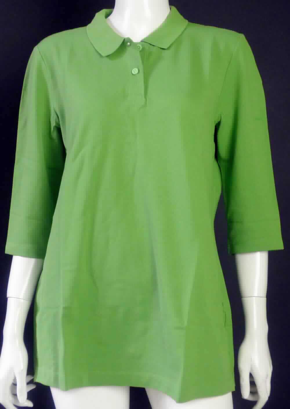 Hemdbluse, sog. e.s. Pique-Polo 3/4-Arm cotton stretch, Damen, A3-Art. 8713134, Größe L, Foto siehe Anlage,
- in einem Polybeutel verpackt,
- aus ca. 0,8 mm dicken, einfarbigen Gewirken aus laut Antrag 94 % Baumwolle und 6 % Elasthan (synthetische
  Chemiefasern); mit durchschnittlich mehr als 10 Maschen je linearen Zentimeter in jeder Richtung,
- über die Taille reichend (Rückenlänge: ca. 67 cm),
- mit einem Umlegekragen,
- vorn mit einer nicht durchgehenden Öffnung mit Knopfverschluss von rechts über links (Frauenkleidung),
- mit 3/4-langen Ärmeln,
- am unteren Rand durch Umschlagen und Festnähen gesäumt; mit ca. 4 cm hoch reichenden Seitenschlitzen,
- den Hemden für Männer entsprechend zugeschnitten.

"Hemdbluse, aus Gewirken, für Frauen, aus Baumwolle"