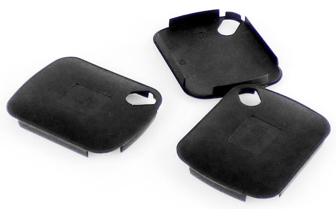 Nach den Angaben der Antragstellerin sowie der vorliegenden Abbildung handelt es sich bei dem sog. "Plastikeinleger OZON (Art.-Nr. 950249)" um einen rechteckigen Deckel mit abgerundeten Ecken aus formgepressten Kunststoffen im Sinne der Anmerkung 1 zu Kapitel 39.
Das ca. L 5,7 cm x B 4,5 cm x H 0,5 cm große, leicht nach außen gewölbte Erzeugnis ist in einer Ecke mit einer annähernd rechteckigen Aussparung sowie an der Unterseite mit Führungsstegen ausgestattet.

Die Ware soll in eine als Verpackung dienende Metalldose eingesetzt werden und ermöglicht die Entnahme einzelner Tabletten, Pastillen, Komprimate usw.

Zolltarifrechtlich werden derartige Erzeugnisse als "Deckel aus Kunststoffen, andere als Verschluss- oder Flaschenkapseln" eingereiht.