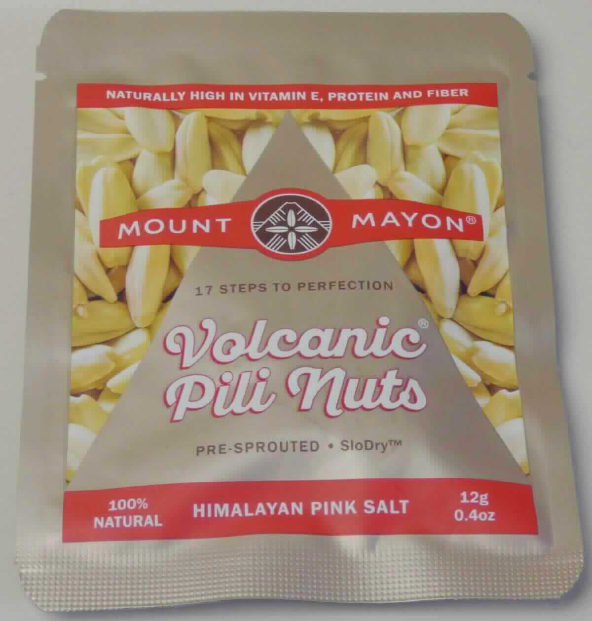 Pilinuss, zubereitet.

Antragsangaben (als zutreffend unterstellt): Pilinüsse mit Himalayasalz; Zutaten: 99 % (vor-)gekeimte, getrocknete Pilinüsse, 1 % Himalayasalz. Aufmachung: in Gebinden mit einem Gewicht des Inhalts von weniger als 1 kg.

Beschaffenheit des vorgelegten Warenmusters: beigefarbene, überwiegend ganze Nüsse in einem 12 g-Originalfolienbeutel. Geschmack: salzig, nussartig, keine Röstaromen.

Früchte, Nüsse und andere genießbare Pflanzenteile, in anderer Weise zubereitet oder haltbar gemacht, auch mit Zusatz von Zucker, anderen Süßmitteln oder Alkohol, anderweit weder genannt noch inbegriffen, Schalenfrüchte, Erdnüsse und andere Samen, auch miteinander vermischt, andere, in unmittelbaren Umschließungen mit einem Gewicht des Inhalts von 1 kg oder weniger, andere, keine gerösteten Nüsse, andere.