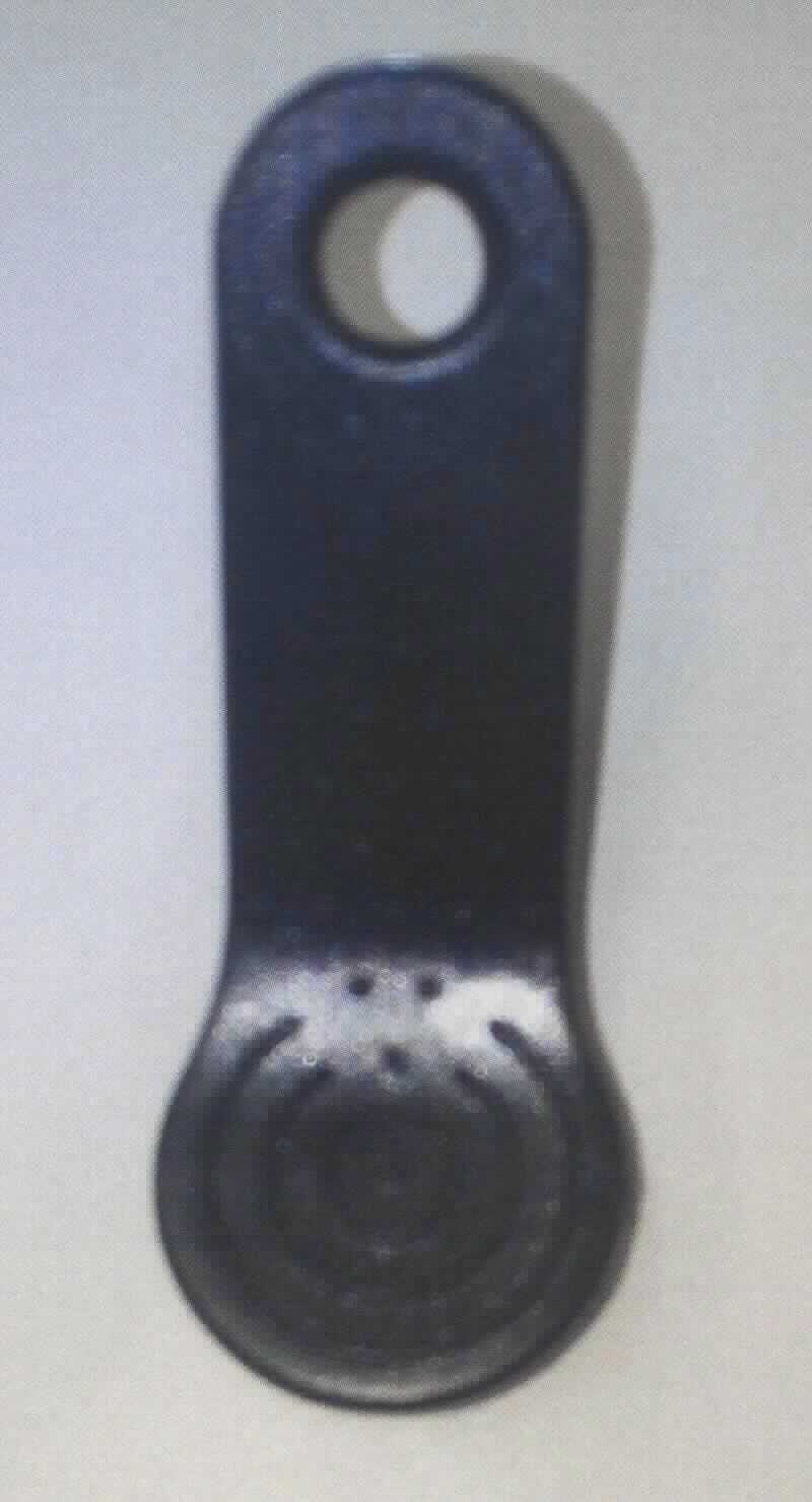 Elektronischer Schlüssel, im Wesentlichen bestehend aus einer Metallplatte mit integriertem Halbleiterspeicher, sog. Dallas-Chip, in einem löffelförmigen Kunststoffgehäuse mit Öse.
Die gespeicherten Daten in Form einer werkseitig eingestellten Schlüsselnummer dienen der Benutzer-Identifikation. Das Lesen der Daten aus der Speichervorrichtung erfolgt kontaktlos, d.h. ohne elektrische Anschlussvorrichtung. 

Die Ware wird als "Halbleiter-Aufzeichnungsträger mit Aufzeichnung, nicht von den Unterpositionen (KN) 8523 5110 bis 8523 5910 erfasst" eingereiht.

Anlage: 1 Abbildung