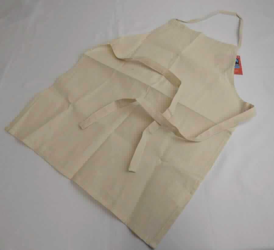 Schürze, sog. Kochschürze zum Anmalen, Art. 58638, in Kindergröße, Foto siehe Anlage,
- in einem Polybeutel verpackt,
- in den Abmessungen von ca. 54,5 cm x 42,5 cm,
- aus ca. 0,4 mm dicken, einfarbigen Geweben aus laut Antrag Baumwolle,
- als Latzschürze gearbeitet; den vorderen Teil des Körpers bedeckend, 
- mit einem Nackenträger und Bindebändern in der Taille,
- ohne Hinweise auf den Trägerkreis (unisex), 
- an allen Rändern durch Umschlagen und Festnähen gesäumt,
- kann laut Antrag bemalt werden,
- aufgrund der Größe keine Einreihung in die Unterposition 6211 4210.

"Kleidung, andere als in den Positionen 6201 bis 6210 und in den Unterpositionen 6211 11 bis 6211 20
 genannte, aus Geweben, für Mädchen, aus Baumwolle, andere als in den Unterpositionen 6211 4210 bis
 6211 4242 genannte"