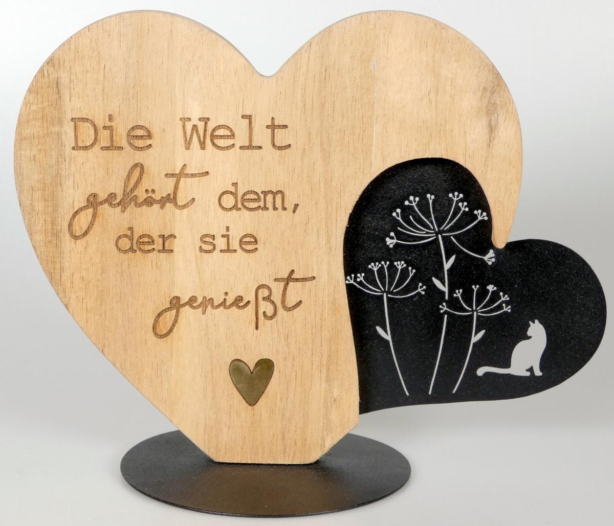 Sogenanntes Deko-Herz (Order 669641)

Es handelt sich um ein sogenanntes Deko-Herz zum Aufstellen aus Holz (Akazienholz) und Metall (Eisen). Die Ware besteht aus einem etwas größeren Holz-Herz, auf dem sich ein Spruch befindet ("Die Welt gehört dem, der sie genießt") und in das ein kleines Herz aus Metall eingelassen ist. Ferner gibt es ein kleineres Herz aus unedlem Metall (schwarz) mit Aussparungen in Form einer Katze und 3 Blüten. Der Fuß der Ware besteht ebenfalls aus unedlem Metall.

Bei der aus verschiedenen Stoffen bestehenden Ware ist das unedle Metall charakterbestimmend (Zierwirkung wird durch unedles Metall und durch Holz bewirkt, Standfestigkeit wird durch unedles Metall bewirkt (Bodenplatte)).

Abbildung siehe Anlage.

Derartige Erzeugnisse sind als "Ziergegenstände aus unedlem Metall, weder versilbert, vergoldet oder platiniert" dem TARIC-Code 8306 2900 00 zuzuweisen.