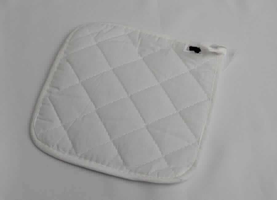 Küchenwäsche, sog. Topflappen zum Anmalen, Art. 58525, Foto siehe Anlage,
- in einem Polybeutel verpackt,
- annähernd quadratisch, mit abgerundeten Ecken; mit einer Kantenlänge von ca. 16,5 cm,
- eine Seite aus einfarbigen Geweben aus laut Antrag 90 % Polyester (synthetische Chemiefasern) und 
  10 % Baumwolle,
- die andere Seite aus einem zweilagig abgeteilt versteppten Verbunderzeugnis mit einer Außenlage aus den oben 
  genannten Geweben und einer Innenlage aus Wattierungsstoff,
- an den Rändern mit einem gewebten Band eingefasst, das eine Aufhängeschlaufe bildet,
- durch Zusammennähen konfektioniert,
- wird üblicherweise gewaschen,
- kann laut Antrag bemalt werden,
- aufgrund der Materialzusammensetzung keine Ware der Unterposition 6302 9100.

"Küchenwäsche, aus Spinnstoffen, aus Chemiefasern, aus Geweben"