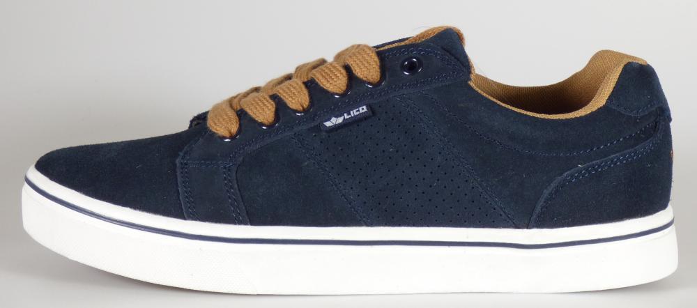Halbschuhe, sog. Freizeitschuhe, Größe 40, Foto siehe Anlage,
- mit Laufsohlen aus (laut Antrag) Kautschuk/Kunststoff; ohne Hauptsohle aus Holz,
- mit Oberteil (geschlossenes Blatt) aus Leder,
- mit Schnürsenkelverschluss,
- seitlich, auf der Lasche und im Bereich der Ferse mit Firmenlogos verziert,
- ohne Metallschutz in der Vorderkappe,
- nicht den Knöchel bedeckend,
- mit einer Länge der Innensohle von ca. 26,9 cm,
- nicht als Männer- oder Frauenschuhe erkennbar.

"Schuhe mit Laufsohlen aus Kautschuk/Kunststoff und Oberteil aus Leder, andere als in den Unter-
 positionen 6403 1200 bis 9950 genannte, mit einer Länge der Innensohle von mehr als 24 cm, nicht als
 Männer- oder Frauenschuhe erkennbar, andere als in der Unterposition 6403 9993 10 genannte"