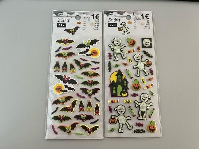 Es handelt sich um mehrlagig aufgebaute Sticker aus flexibler Kunststofffolie mit unregelmäßigen Umrissen, die entlang der Außenrändern schauseitig in der Art eines Reliefs leicht erhaben ausgeformt sind (keine Flacherzeugnisse der Pos 3919). Einige dieser Aufkleber sind schauseitig mit Motiven bedruckt, die einen Bezug zu Halloween aufweisen. Die Schauseiten der übrigen Aufkleber sind mit neutralen Motiven bedruckt. Die rückseitige Lage der Sticker ist mit einer Selbstklebeschicht versehen. Die Aufkleber sind auf eine rechteckige Trägerfolie aus Kunststoff aufgebracht und in einem durchsichtigem Kunststofffolienbeutel mit Pappreiter mit Eurolochung für den Einzelverkauf aufgemacht.

Abbildung siehe Anlage.

Derartige Waren gehören als "andere Bilddrucke" zu TARIC-Code 4911 91 00 90.