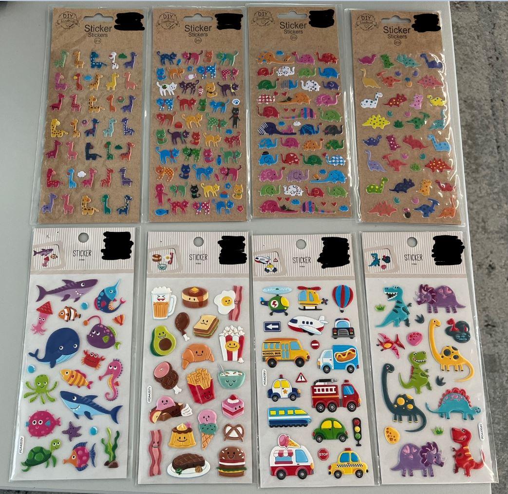 Es handelt sich um mehrlagig aufgebaute Sticker aus flexibler Kunststofffolie mit unregelmäßigen Umrissen, die entlang der Außenrändern schauseitig in der Art eines Reliefs leicht erhaben ausgeformt sind (keine Flacherzeugnisse der Pos 3919). Die Aufkleber sind schauseitig mit Motiven, wie z.B. Fahrzeuge, Tiere, Lebensmittel bedruckt. Die rückseitige Lage der Sticker ist mit einer Selbstklebeschicht versehen.
Die Aufkleber sind auf eine rechteckige Trägerfolie aus Kunststoff aufgebracht und in einem durchsichtigem Kunststofffolienbeutel mit Pappreiter mit Eurolochung für den Einzelverkauf aufgemacht.

Abbildung siehe Anlage.

Derartige Waren gehören als "andere Bilddrucke" zum TARIC-Code 4911 9100 90.
