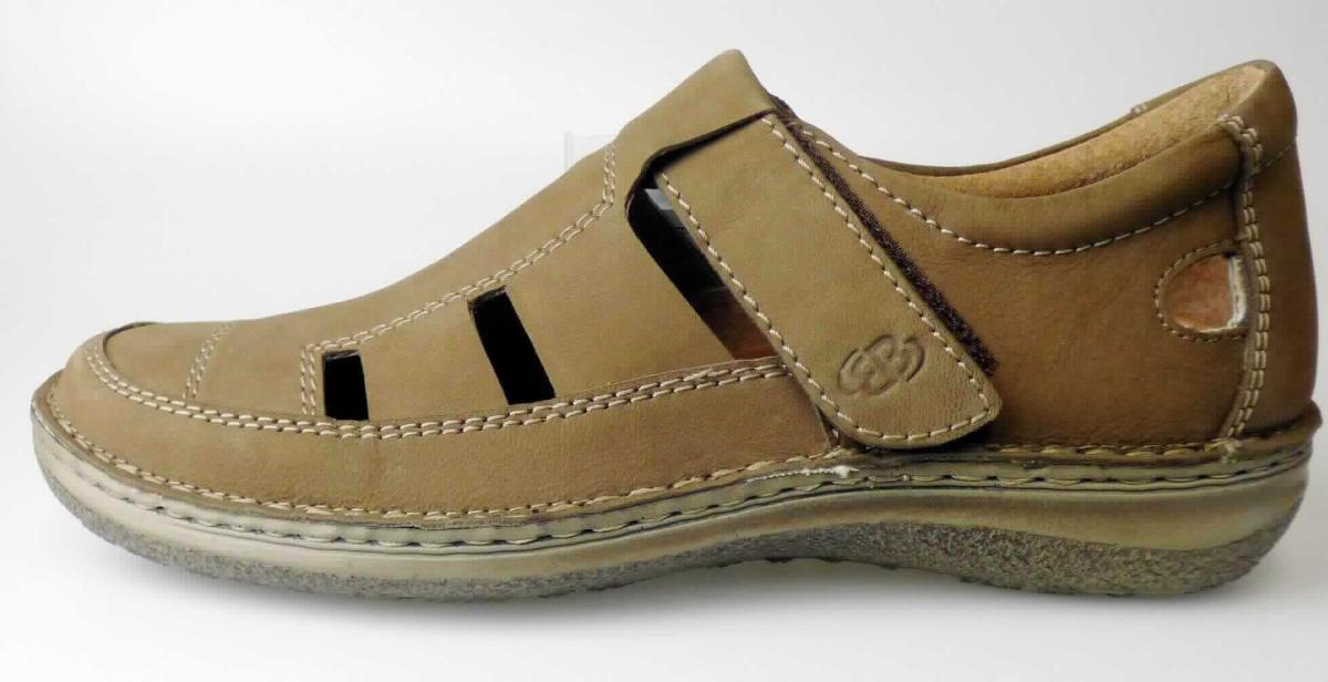 Freizeitschuhe (Größe 42, Foto siehe Anlage)
- mit Laufsohlen aus (lt. Antrag) Kunststoff; ohne Hauptsohle aus Holz,
- mit Oberteil (mit Aussparungen; nicht geschlossenes Blatt, u. a. damit keine Ware der Unterposition 6403 9993)
  aus Leder,
- mit Klettverschluss,
- nicht den Knöchel bedeckend,
- mit einer größten Höhe des Absatzes und der Sohle von ca. 3 cm,
- mit einer Länge der Innensohle von ca. 28 cm,
- als Männerschuhe erkennbar.

"Schuhe mit Laufsohlen aus Kunststoff und Oberteil aus Leder, andere als in den Unterpositionen 6403 1200 
 bis 6403 9905 genannte, deren Blatt nicht geschlossen ist, andere als in den Unterpositionen 6403 9911 bis 
 6403 9931 genannte, als Männerschuhe erkennbar"