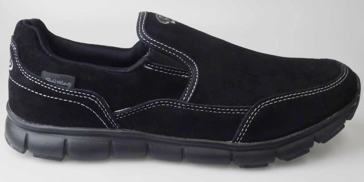 Slipper (lt. Antrag: "Freizeitschuhe", Größe 41, Foto siehe Anlage)
- mit Laufsohlen aus (lt. Antrag) Kunststoff; ohne Hauptsohle aus Holz,
- mit Oberteil (geschlossenes Blatt) aus Leder (den größten Teil der Außenfläche bildend) und Spinnstoff,
- auf das Oberteil ist ein Verstärkungsteil aus Spinnstoff aufgesetzt,
- ohne Metallschutz in der Vorderkappe,
- nicht den Knöchel bedeckend, 
- mit einer Länge der Innensohle von ca. 27,8 cm,
- nicht als Männer- oder Frauenschuhe erkennbar.

"Schuhe mit Laufsohlen aus Kunststoff und Oberteil aus Leder, andere als in den Unterpositionen 6403 1200 bis 
 6403 9991 genannte, nicht als Männer- oder Frauenschuhe erkennbar"