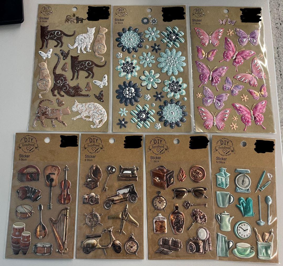 Es handelt sich um mehrlagig aufgebaute Sticker aus flexibler Kunststofffolie mit unregelmäßigen Umrissen, die entlang der Außenrändern schauseitig in der Art eines Reliefs leicht erhaben ausgeformt sind (keine Flacherzeugnisse der Pos 3919). Die Aufkleber sind schauseitig mit Motiven, wie z. B. Musikinstrumente, Fahrzeuge, Haushaltsartikel, Tiere, Lebensmittel, Blumen bedruckt. Die rückseitige Lage der Sticker ist mit einer Selbstklebeschicht versehen.
Die Aufkleber sind auf eine rechteckige Trägerfolie aus Kunststoff aufgebracht und in einem durchsichtigem Kunststofffolienbeutel mit Pappreiter mit Eurolochung für den Einzelverkauf aufgemacht.

Abbildung siehe Anlage.

Derartige Waren gehören als "andere Bilddrucke" zum TARIC-Code 4911 9100 90.