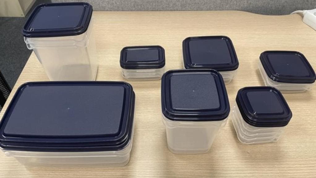 Nach den Antragsangaben sowie den vorgelegten Produktabbildungen handelt sich um ein 17-teiliges Set Vorratsbehälter mit Deckel aus Polypropylen, einem Kunststoff im Sinne der Anmerkung 1 zu Kapitel 39.
Die klarsichtigen, quadratischen bzw. rechteckigen Erzeugnisse weisen ein Fassungsvermögen von 3 x 190 ml, 4 x 180 ml, 2 x 350 ml, 2 x 600 ml, 2 x 1100 ml, 2 x 1900 ml sowie 2 x 2100 ml auf und verfügen jeweils über einen blauen, passgenauen Stülpdeckel.

Die Vorratsbehälter werden üblicherweise in der Küche zur Aufbewahrung von Lebensmitteln verwendet und sind gemeinsam in einem bunt bedruckten Karton für den Einzelverkauf aufgemacht.

Zolltarifrechtlich handelt es sich um "andere Haushaltsartikel aus Kunststoffen, Artikel für den Küchengebrauch, andere als in den Codenummern 3924 1000 11 0 bis 3924 1000 20 0 genannt".