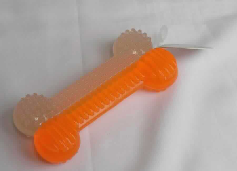 Nach den Angaben des Antragstellers handelt es sich bei der Ware um Hundespielzeug in Form eines fluoreszierenden Knochens. Die Laboruntersuchungen ergaben, dass es sich um ein orange-weißes Formteil in Form eines Knochens mit Rillen und Noppen aus nicht vulkanisiertem Kautschuk handelt. Die Ware ist mit einem Pappanhänger, der mit einer Produktinformation versehen ist, welche die Ware als Tierspielzeug deklariert, in Aufmachung für den Einzelverkauf aufgemacht.

Die Ware ist als andere Ware aus nicht vulkanisiertem Kautschuk in den TARIC-Code 4006 9000 00 des Zolltarifs einzureihen.