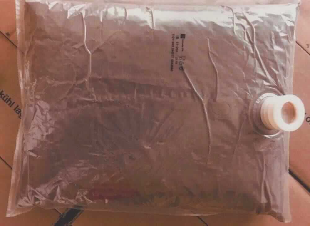 Speiseeishalberzeugnis

Beschreibung der vorgelegten Warenprobe:
Dunkelbraune, dickflüssige Masse im klarsichtigen Kunststoffbeutel mit Ausgussvorrichtung.
Geschmack: sehr süß, nach Kakao.

Stärke/Glucose*: 0 bis weniger als 5 GHT
Saccharose/Invertzucker/Isoglucose*: 5 bis weniger als 25 GHT
Milchfett*. 3 bis weniger als 6 GHT
Milchprotein*: 2,5 bis weniger als 12 GHT
Kakaogehalt, berechnet als vollständig entfetteter Kakao*: weniger als 5 GHT
*: gemäß Angaben.

Lebensmittelzubereitung aus Waren der Position 0401 bis 0404 der KN, anderweit weder genannt noch inbegriffen, mit einem Gehalt an Kakao, berechnet als vollständig entfetteter Kakao, von weniger als 5 GHT, keine der 
UPos 1901 1000 bis 1901 9091 der KN, mehr als 1,5 GHT Milchfett enthaltend, mit einem Gehalt an Saccharose (einschließlich Invertzucker als Saccharose berechnet) oder Isoglucose (als Saccharose berechnet) von weniger als 60 GHT, andere.