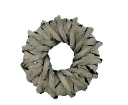 Bei dem durch ein Warenmuster veranschaulichten Artikel handelt es sich um eine Flechtstoffware in Form eines Zierkranzes (sog. "Dekokranz ELLA") .
Das im Durchmesser ca. 30 cm bzw. 40 cm große Erzeugnis besteht unmittelbar aus biegsamen Streifen aus Weidenrinde (Flechtstoff im Sinne der Anmerkung 1 zu Kapitel 46), die durch Wickeln und Ineinanderstecken um ein Grundgerüst aus Metalldraht in einem Flechtverfahren verarbeitet sind. Zur Erhöhung der Zierwirkung ist der Kranz mit einem schwarz-grauen Farbauftrag versehen.

Im Hinblick auf den Umfang und die Bedeutung für die Zierwirkung bestimmen die Flechtstoffe den Charakter der in Handarbeit gefertigten Ware.

Derartige Kränze werden zolltarifrechtlich als "Flechtstoffware, unmittelbar aus anderen pflanzlichen Flechtstoffen als Bambus und Rattan hergestellt, andere als Flaschenhülse aus Stroh, handgearbeitet" eingereiht.