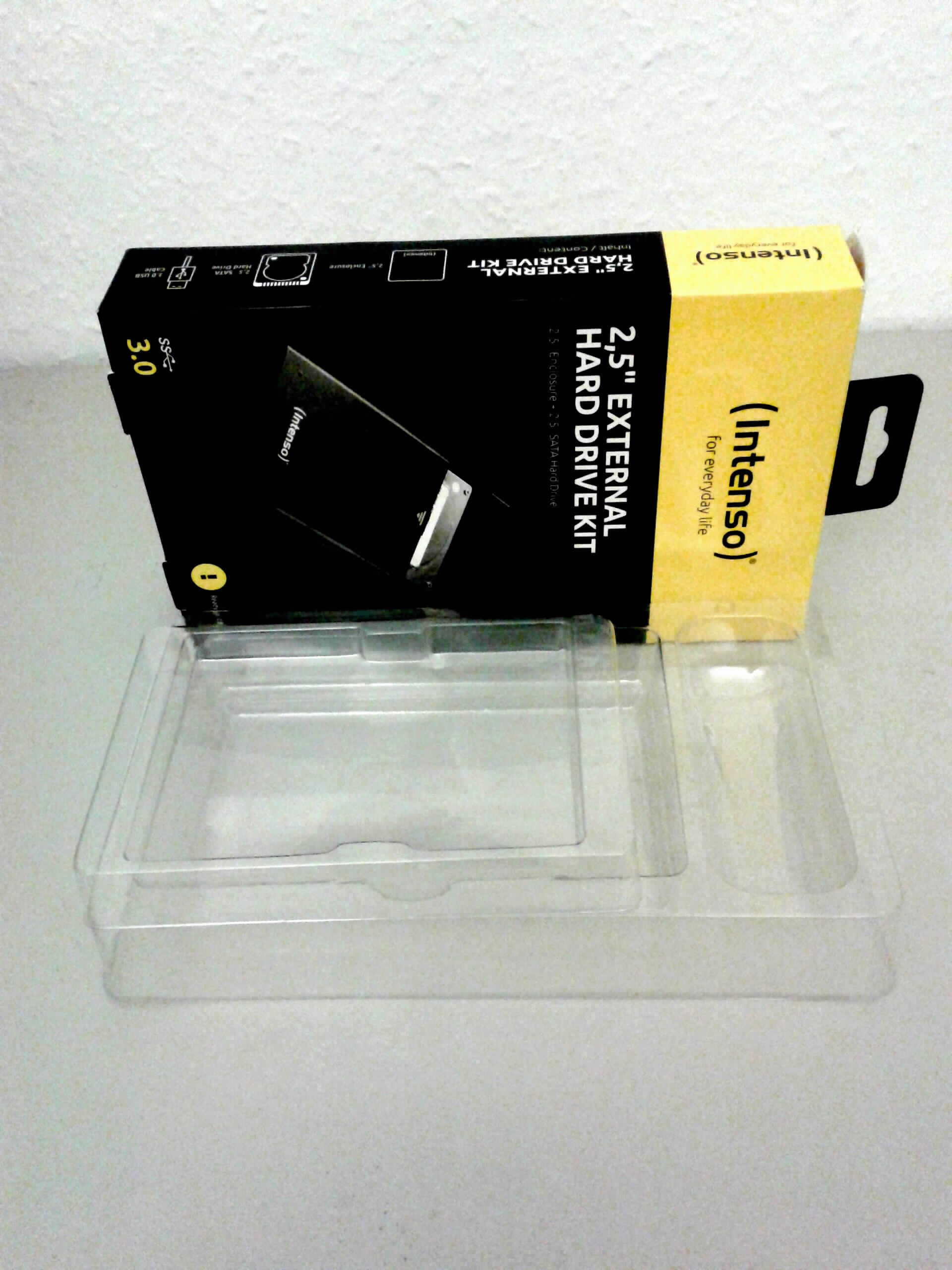Es handelt sich um eine bereits zusammengesetzte, etwa 20,0 x 12,4 x 3,8 cm große Faltschachtel aus nicht gewellter Pappe, die einseitig im Wesentlichen mit Produktangaben bedruckt sowie mit einer dünnen Kunststofffolie überzogen ist. Sie ist am oberen Ende mit einem Aufhänger aus Kunststoff mit Eurolochung und im Inneren mit zwei als Einleger dienenden, ineinandergesteckten Tiefziehteilen aus Kunststoff ausgestattet. Das Ganze soll als Verkaufsverpackung dienen. In einem der Einleger befinden sich ein USB-Kabel (siehe vZTA DEBTI-45264/18-1) und ein Gehäuse für eine Festplatte (siehe vZTA DEBTI 45265/18-1), in dem sich wiederum ein lose eingelegtes Klebepad (siehe vZTA DEBTI-45266/18-1) eingelegt ist. Nach dem Zeitpunkt der Einfuhr wird vor Abgabe des Ganzen an den Endverbraucher noch eine Festplatte (keine Einfuhrware) in das Gehäuse eingebaut und eine Bedienungsanleitung (siehe vZTA DEBTI-45267/18-1) beigelegt, die gemeinsam mit den übrigen Einfuhrwaren gestellt wird.

Abbildung siehe Anlage. 

Derartige Waren gehören als "Faltschachteln und -kartons aus nicht gewelltem Papier oder nicht gewellter Pappe" zum TARIC-Code 4819 20 00 00, da es sich zolltarifrechtlich um eine aus verschiedenen Bestandteilen aus verschiedenen Stoffen zusammengesetzte Ware handelt, deren wesentlicher Charakter nach der Bedeutung für die Verwendung durch die Faltschachtel aus überwiegend Pappe bestimmt wird.