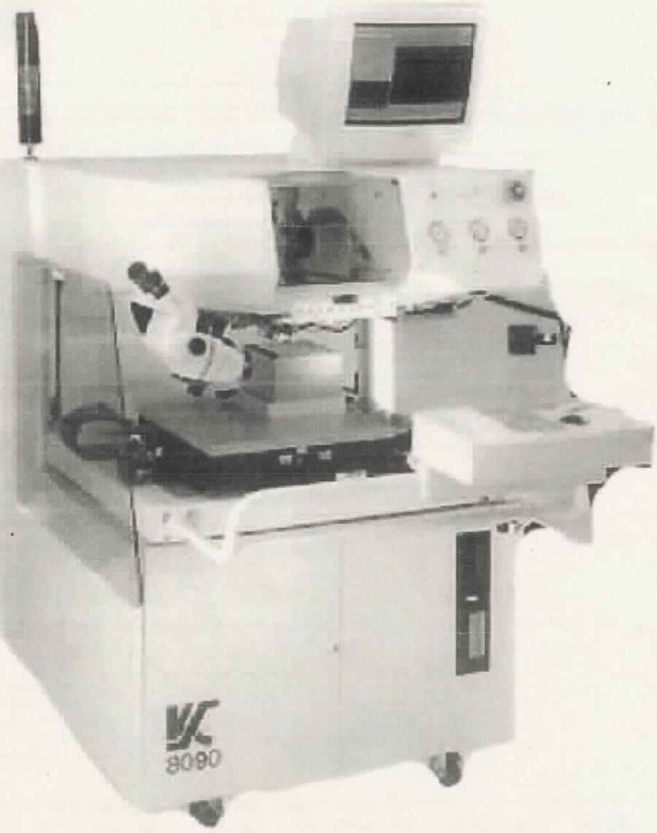 Bondmaschine (sog. Large Area Wedge Bonder)
- aus Bonding-Plattform mit x-y-Positioniertisch, Bondkopf mit Transducer, z-Achse und
  Drehwinkel-Achsbewegung, Werkstück-Handling, Servo-Antrieben, elektronischer Prozess-
  steuerung, Druckluft-Betriebsausrüstung und Stromversorgung, Mikroskop und Kamera
  mit Monitor zur visuellen Kontrolle des Bonding-Prozesses (Abbildung siehe Anlage),
- zum elektrisch leitenden Verbinden von monolithischen integrierten Schaltungen auf
  Substraten oder Hybridschaltungen durch Drahtbonden (sog. Wedge Bonder zum
  Herstellen von Feindraht-Schweißverbindungen nach Programm).

"Gerät ausschließlich oder hauptsächlich verwendet zum Zusammenbauen von Halbleiterbauelementen 
 oder elektronischen integrierten Schaltungen, in Anmerkung 9 C) zu Kapitel 84 genannt 
 - Bondmaschine (sog. Large Area Wedge Bonder)"