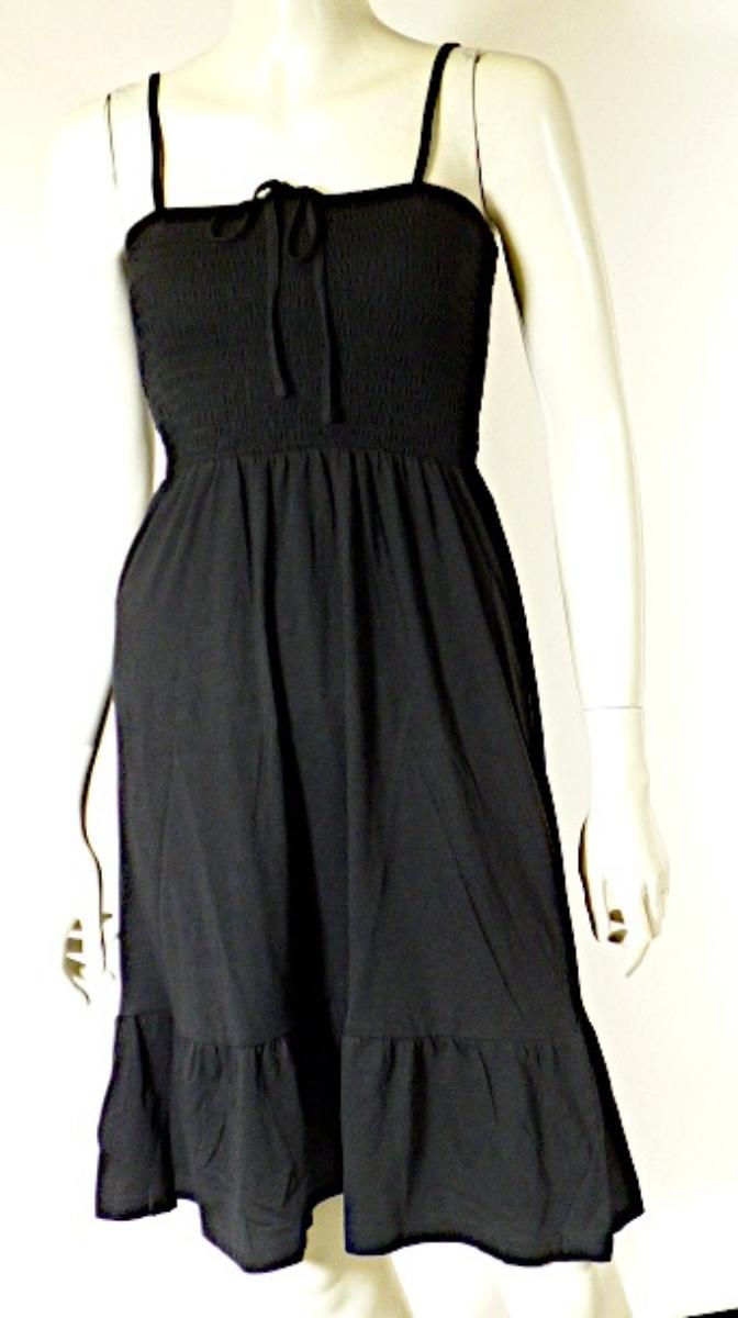 Kleid, sog. Damen-Strandkleid, Modell: 25518, Größe XS, Foto siehe Anlage,
- laut Antrag in einer Banderole verpackt,
- aus ca. 0,6 mm dicken, einfarbigen Gewirken aus laut Antrag 50 % Baumwolle und
  50 % Viskose (künstliche Chemiefasern),
- über den halben Oberschenkel reichend (Rückenlänge ca. 96 cm),
- mit ca. 0,7 cm breiten, längenverstellbaren Schulterträgern (sog. Spaghettiträger),
- ohne Öffnung und ohne Verschluss,
- im Bereich der Brust elastisch verengt (gesmokt),
- am unteren Rand durch Umschlagen und Festnähen gesäumt,
- kann ohne ein weiteres, den Unterkörper bedeckendes Kleidungsstück getragen werden.

„Kleid, aus Gewirken, für Frauen, aus künstlichen Chemiefasern“