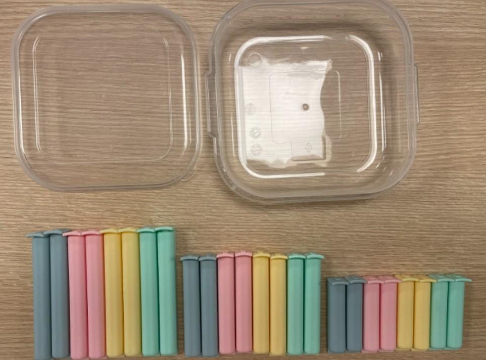 Nach den Antragsangaben sowie den vorgelegten Produktinformationen handelt es sich um Verschlussklemmen aus Kunststoffen im Sinne der Anmerkung 1 zu Kapitel 39 (Polypropylen). 

Die in unterschiedlichen Farben (blau/rosa/gelb/grün) und Abmessungen (10﻿,﻿5 cm/ 8﻿,﻿5 cm/6﻿,﻿5 cm) gestalteten Erzeugnisse sind jeweils mit einem einfachen Klappmechanismus und einem Rastzahn versehen und werden zum Verschließen von z.B. Beuteln und Tüten (nicht Gegenstand dieser vZTA) verwendet. 

Es sind 24 Verschlussklemmen gemeinsam in einer einfachen Kunststoffbox in einem Polybeutel aufgemacht.

Derartige Waren werden zolltarifrechtlich als "andere Waren aus Kunststoffen; nicht von den Codenummern 3926 1000 00 0 bis 3926 9097 77 0 erfasst" eingereiht.