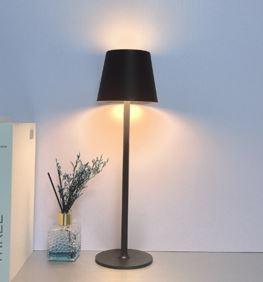 Bei der sog. LED-Tischlampe (15336) handelt es sich um eine ca. 11 x 41,5 cm große elektrische Leuchte, im Wesentlichen bestehend aus einem kreisrunden Lampenfuß aus Metall, einem stabförmigen Metallständer und einem runden konischen Lampenschirm aus Metall. Im Lampenschirm sind eine weiß leuchtende LED-Lichtquelle integriert. Die Leuchte ist mit einem an der Oberseite des Lampenschirms platzierten Berührungssensor (Ein-/Ausschalter/Dimmer) und einem Ladekabel mit USB-Anschluss ausgestattet.

Da das Erzeugnis sowohl als Tischleuchte zur Verwendung in Innenräumen als auch zur Verwendung im Außenbereich (z. B. zum Aufstellen auf Terrassentische; IP 44) konzipiert ist, ist es in die zuletzt genannte Unterposition der gleichermaßen in Betracht kommenden Unterpositionen einzureihen. 

Hinweise auf Handarbeit liegen nicht vor. 
Die Ware ist in einem bedruckten Karton verpackt.

Das Erzeugnis ist als "elektrischer Beleuchtungskörper, anderweit weder genannt noch inbegriffen, nicht von den Unterpositionen (HS) 9405 11 bis 9405 41 erfasst, ausschließlich zur Verwendung mit LED-Lichtquellen bestimmt, kein Scheinwerfer, aus Metall, nicht handgearbeitet" einzureihen.