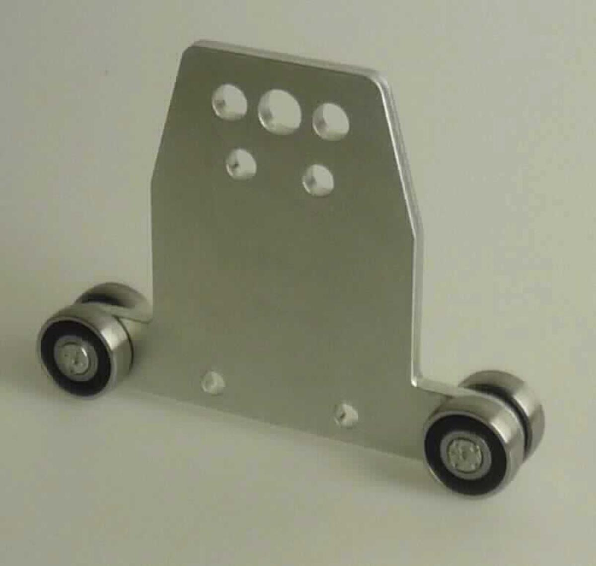 Es handelt sich um Flacherzeugnisse aus unedlem Metall, die mit mehreren Befestigungslochungen, Kennzeichnungen und einem Logo versehen sind und die an einem Ende T-förmige Ausformungen aufweisen, an deren Enden beidseitig insgesamt vier Laufrollen aus unedlem Metall angebracht sind. Die Lager der Laufrollen sind mit einem Käfig aus Kunststoff oder Kautschuk ausgestattet.  
Die Waren werden als Bauteile von Rungen an der Karosserie von LKW oder Sattelaufliegern verwendet.
Breite: ca. 128 mm.
- Antragstellerangaben -

Abbildung siehe Anlage.

Derartige Erzeugnisse gehören als "andere Beschläge aus unedlen Metallen, für Karosserien (Kraftfahrzeuge)" zur Codenummer 8302 3000 90 0 des Zolltarifs.
