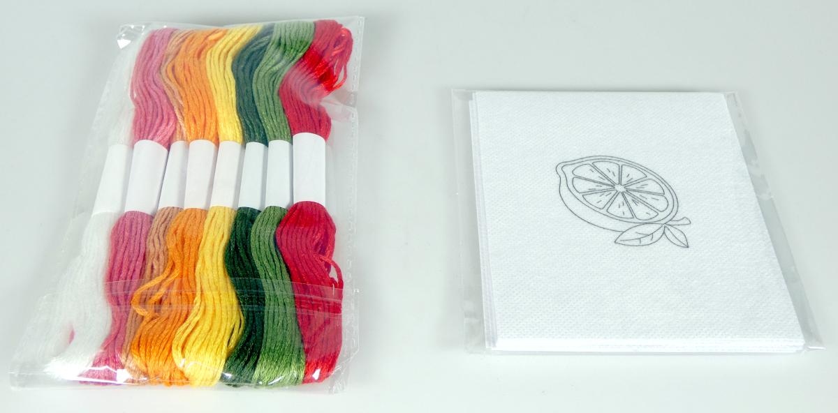 Stick-Set, Foto siehe Anlage,
- als Warenzusammenstellung, bestehend aus acht Garnen, zehn Stickvorlagen, einer Sticknadel,
  einem Einfädler und einer Anleitung,
- gemeinsam in einer Pappschachtel für den Einzelverkauf aufgemacht und zur Befriedigung eines
  speziellen Bedarfs zusammengestellt,
- Garne:
-- als Meterware im Strang, jeweils mit einer Papierbanderole umwickelt und in einem Polybeutel 
   verpackt,
-- aus synthetischen Spinnfasern (laut Antrag Polyester),
-- gezwirnt (aus sechs verzwirnten Zwirnen), mit einer S-Drehung als letzter Drehung, u. a. damit 
   kein Nähgarn,
-- mit einem Gewicht von ca. 2 g (Garn in Aufmachungen für den Einzelverkauf),  
-- mit einem Titer von weniger als 10.000 dtex (kein Bindfaden),
- Stickvorlagen:
-- rechteckig, in den Abmessungen von laut Antrag 8﻿,﻿5 cm x 11 cm, gemeinsam in einem Polybeutel
   verpackt,
-- aus einem Vliesstoff aus synthetischen Spinnfasern (laut Antrag Polyvinylalkohol),
-- punktuell thermisch verfestigt,
-- keine Filamente und keine heißluftgezogenen (meltblown) Fasern enthaltend,
-- mit einem Quadratmetergewicht (mit Unterlage) von mehr als 150 g,
-- weder bestrichen noch überzogen,
-- mit verschiedenen Motiven bedruckt,
-- rückseitig mit einem selbstklebendem Kleber und Abdeckpapier versehen,
-- laut Antrag wasserlöslich,
- Sticknadel:
-- aus augenscheinlich unedlem Metall
- Einfädler:
-- aus augenscheinlich unedlem Metall und einem Griff aus Kunststoff,
- die Garne bestimmen insbesondere im Hinblick auf die Bedeutung in Bezug auf die Verwendung 
  den Charakter der Warenzusammenstellung.

"Garn aus synthetischen Spinnfasern, keine Nähgarne, in Aufmachungen für den Einzelverkauf, mit 
 einem Anteil an synthetischen Spinnfasern von 85 GHT oder mehr"