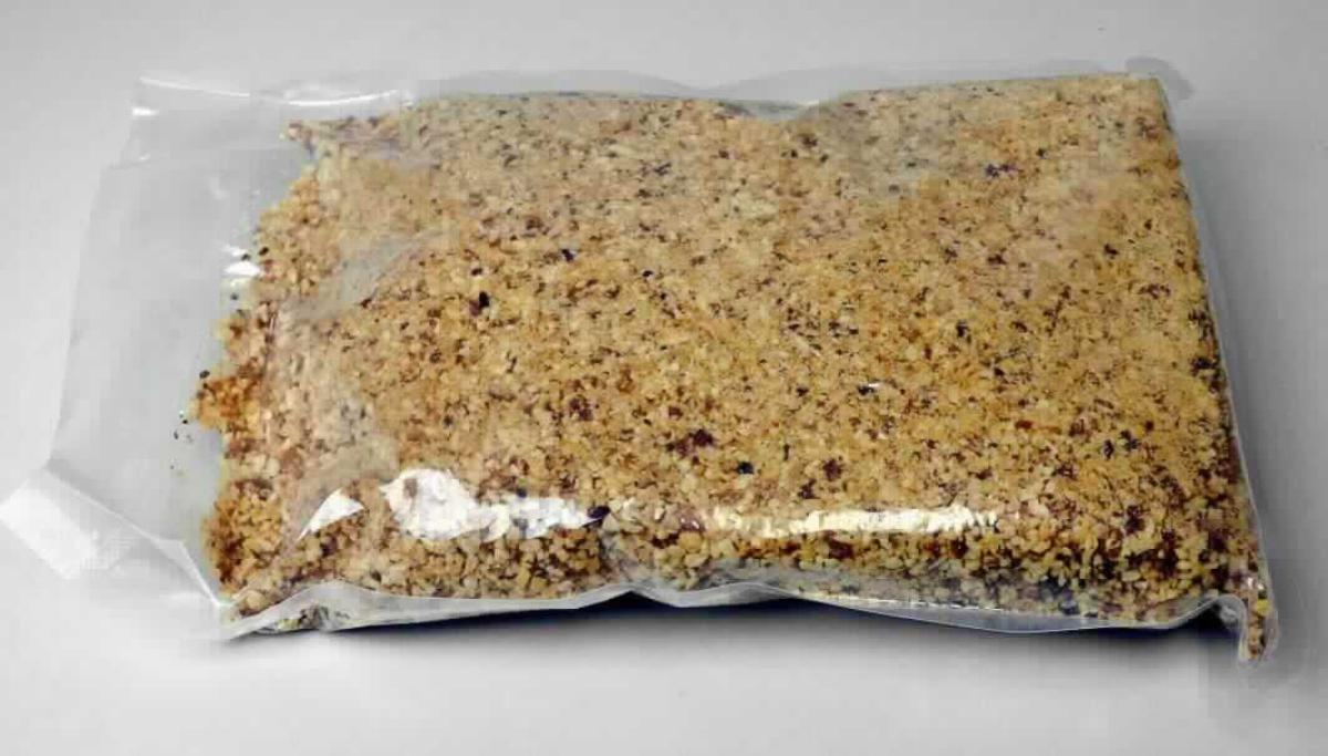 Haselnusszubereitung.

Antragsangaben (als zutreffend unterstellt): Geröstete Haselnüsse, karamellisiert mit Zucker. Verpackung: Kartons, darin Vakuumbeutel mit mindestens 10 kg Inhalt.

Beschaffenheit der vorgelegten Warenprobe: beigefarbene bis braune, gehackte Haselnüsse, durchzogen von Zuckerkristallen. Geschmack: süß, nach gerösteten Haselnüssen, nach Zucker.

Die Ware kann nach Art und Beschaffenheit der im Anhang zur Verordnung (EG) Nr. 377/2007 vom 29.03.2007 unter Ziffer 1 beschriebenen Haselnusszubereitung an die Seite gestellt werden. 

Früchte, Nüsse und andere genießbare Pflanzenteile, in anderer Weise zubereitet oder haltbar gemacht, auch mit Zusatz von Zucker, anderen Süßmitteln oder Alkohol, anderweit weder genannt noch inbegriffen, Schalenfrüchte, Erdnüsse und andere Samen, auch miteinander vermischt, andere, einschließlich Mischungen, in unmittelbaren Umschließungen mit einem Gewicht des Inhalts von mehr als 1 kg, keine tropischen Nüsse, andere, Haselnüsse.