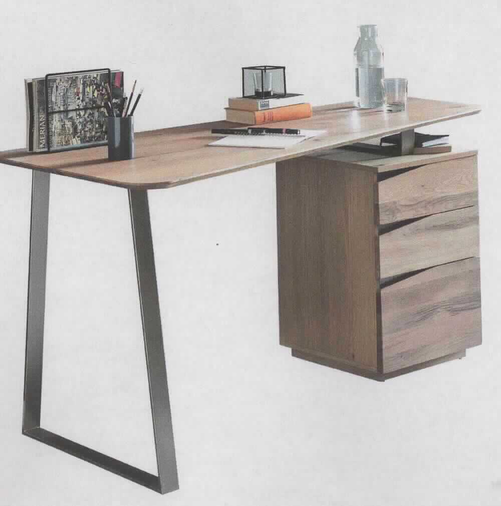 Bei der als "Wohnling Schreibtisch FARON, Art. WL5.533" bezeichneten Ware handelt es sich um einen ca. 150 x 77 x 67 cm (B x H x größte Tiefe) großen Schreibtisch mit einem sich verjüngenden Viereck , einer ca. 1,5 cm dicken Tischplatte aus Eichenholz und einem verchromten Gestell aus Metall auf der einen Seite sowie einem mit einem Schubladenschrank mit drei übereinander befindlichen Schubladen auf der anderen Seite. Alle Holzbestandteile weisen einen braunen Farbton mit Maserungen auf.

Bei dem aus zwei unterschiedlichen Stoffen bestehenden Tisch wird der stoffliche Charakter der Ware durch das Holz bestimmt (charakterbestimmend im Hinblick auf das äußere Erscheinungsbild und im Hinblick auf die Verwendung).

Das auf den Boden stehende Erzeugnis ist noch nicht zusammengesetzt in einer Verkaufsverpackung verpackt.

Die Ware ist als "anderes als von den Positionen 9401 und 9402 erfasstes Möbel aus Holz, von der in Büros verwendeten Art, mit einer Höhe von 80 cm oder weniger, Schreibtisch" einzureihen.