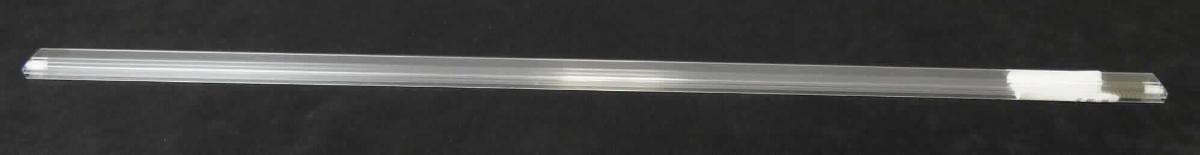 Bei dem durch ein Warenmuster veranschaulichten Artikel handelt es sich um eine sogenannte Leerstange aus PVC, einem Kunststoff im Sinne der Anmerkung 1 zu Kapitel 39. Die transparente, ca. 63 x 1,9 x 0,7 cm große Ware zeichnet sich über die gesamte Länge durch fünf integrierte Führungsschienen aus und ist an den beiden Enden jeweils mit einem kleinen Verschlussstopfen versehen. Das Erzeugnis dient gemäß den Angaben der Antragstellerin dem Verpacken von Elektronikbauteilen, eine Einreihung in die Position 8538 scheidet daher aus.

Derartige Waren werden zolltariflich als "Transport- oder Verpackungsmittel aus Kunststoffen, andere als in den Codenummern 3923 1010 00 0 bis 3923 5090 00 0 genannt" eingereiht.