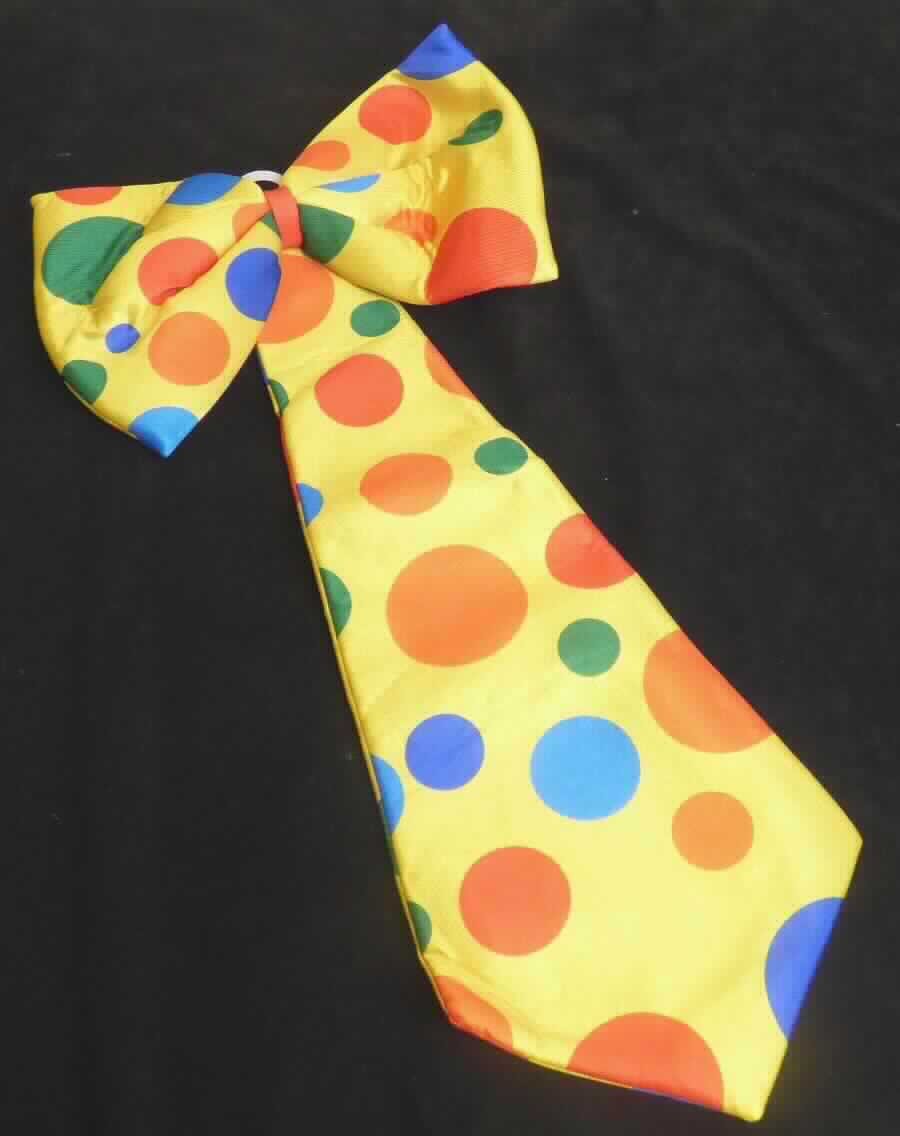 Krawatte, sog. Clown Krawatte, Art. 8133876, Foto siehe Anlage,
- in einem Polybeutel verpackt,
- flachliegend in den Abmessungen: ca. 63 cm x 31 cm x 3,8 cm,
- aus ca. 3,5 mm dicken, bedruckten Gewirken aus laut Antrag 100 % Polyester (synthetische Chemiefasern); 
  weder gummielastisch noch kautschutiert,
- am oberen Ende mit einer aufgeklebten, überdimensional großen Fliege; in den Abmessungen: ca. 33 cm x 
  21 cm,  
- durchgehend gefüttert,
- wird mittels eines angenähten, elastischen Bandes am Hals getragen,
- durch Zusammennähen konfektioniert,
- individuelles (selbstständiges) Einzelstück, das eine Ergänzung von Kleidung darstellt,
- gehört als Maskenkostüm aus Spinnstoffen nicht zum Warenkreis der Position 9505.

"Anderes konfektioniertes Bekleidungszubehör (Krawatte), aus (weder gummielastischen noch kautschutierten) 
 Gewirken"