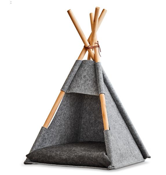 Katzenbehausung, sog. Tipi Katzenzelt, Art. 14378, Foto siehe Anlage,
- zusammengesetzte Ware aus einer Tierhöhle und einem Kissen,
- in einem Pappkarton verpackt,
- Tierhöhle:
-- zusammenklappbar, in Art eines Tipi-Zeltes mit trapezförmiger Grundfläche; in den max. Abmes-
   sungen (B x T x H): ca. 42 cm x 44 cm x 68 cm,
-- laut Untersuchungsergebnis mit einem Boden und Wänden aus genadelten und mit Bindemitteln
   bzw. Bindefasern verfestigten Vliesstoffen der Position 5603 aus synthetischen Chemiefasern
   (somit kein Filz),
-- mit vier ca. 75 cm langen Rundstäben aus Holz, die in die teilweise tunnelartig gearbeiteten
   "Kanten" der Wände eingeschoben und am oberen Ende mit einer Schur aus augenscheinlich
    Vliesstoffen aus Spinnstoffen zusammengebunden sind,
-- auf der Vorderseite mit einer trapezförmigen Öffnung,
-- dient als Ruheplatz für Katzen,
-- durch Zusammenfügen konfektioniert,
-- ohne raumbezogene Funktion, somit keine Ware der Position 6304,
-- wird im Innenbereich verwendet, u. a. somit keine Ware der Position 6306,
-- insbesondere im Hinblick auf die Verwendung bestimmen die Vliesstoffe aus Spinnstoffen
   gegenüber dem Holz den wesentlichen Charakter des Tierhöhle,
- Kissen:
-- trapezförmig, in den max. Abmessungen (B x L): ca. 39 cm  x 43 cm,
-- mit einer Hülle aus augenscheinlich Vliesstoffen aus Spinnstoffen und einer Füllung aus Wattier-
   ungsstoffen,
- im Hinblick auf den Umfang und den Gesamteindruck bestimmt das Tierzelt den Charakter der
  zusammengesetzten Ware.

"Andere konfektionierte Ware (Tierhöhle), aus Spinnstoffen, aus Vliesstoffen"