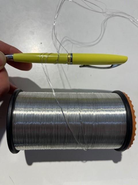 Es handelt sich um eine Litze, bestehend aus nicht ineinander verdrillten
6 - 8 Einzeladern. Jede Einzelader besteht aus raffiniertem Kupfer, beschichtet
mit Nickel oder Zinn.
Die Litze ist nicht anderweitig isoliert und wird auf Spulen geliefert.
Material ist reines Kupfer (99,9%) und die Beschichtung mit Nickel oder Zinn beträgt
min. 2,9% und ist porenfrei
und hat eine Mindestdicke von 0,65 μm.
Die Einzeladern der Litze haben einen Durchmesser von 0,147 - 0,153 mm.
- Antragstellerangaben - 
Kupfer bestimmt insbesondere aufgrund der Bedeutung für die Verwendung und des
Umfangs den Charakter der aus verschiedenen Stoffen zusammengesetzten Ware.
Da die einzelnen Adern nicht miteinander verdrillt sind, kommt Position 7413 nicht in
Betracht.
Abbildung siehe Anlage.

Derartige Erzeugnisse gehören als "Andere Waren aus Kupfer" zur Codenummer
7419 8090 98 0 des Zolltarifs.