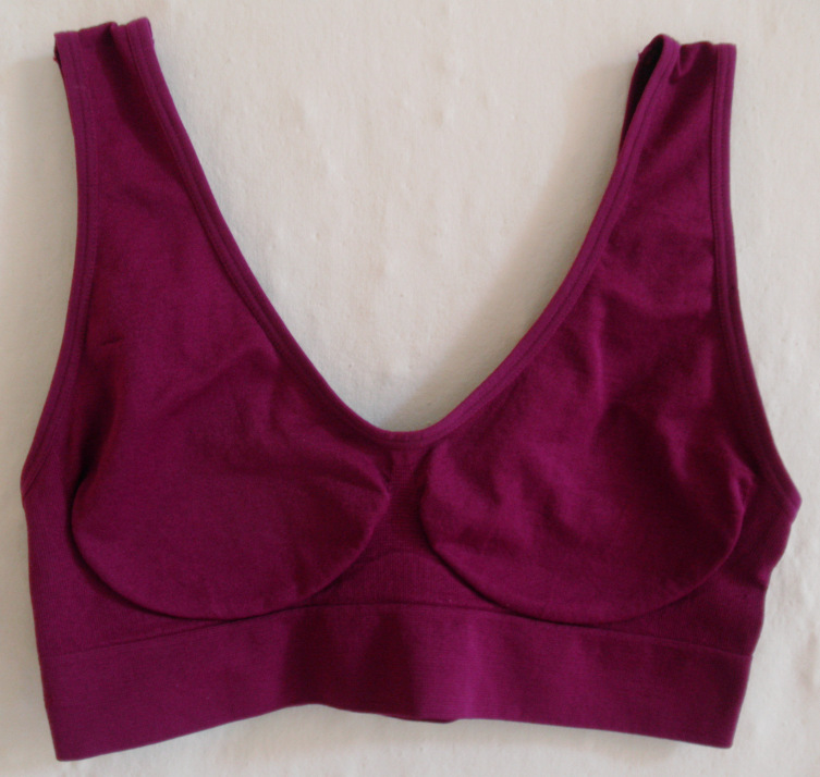 Büstenhalter, sog. Sport-Bustier, Artikel 271916, Größe M (40/42), Foto siehe Anlage,
- aus bis zu ca. 0,8 mm dicken, unterschiedlich strukturierten, einfarbigen, elastischen Gewirken 
  aus synthetischen Chemiefasern (laut Antrag: 93 % Polyamid und 7 % Elasthan),
- im Brustbereich durch Änderung der Wirkart mit ausgearbeiteten, die natürliche Form der Brust
  nachzeichnenden Büstenteilen von konvexer Form,
- mit ca. 3,5 cm breiten Schulterträgern,
- ohne Öffnung und ohne Verschluss,
- mit einem abgepasst gewirkten, doppelt gearbeiteten, ca. 4 cm breiten, elastischen, unteren
  Rand, der eng am Körper anliegt,
- die Ware ist geeignet, die Einzelbüste zu stützen, zu korrigieren und zu formen,
- bildet als einzelnes Kleidungsstück keine für den Einzelverkauf aufgemachte Warenzusammenstellung
  mit einem Slip bzw. einer anderen Unterhose.

"Büstenhalter, aus Gewirken, nicht in Warenzusammenstellung für den Einzelverkauf aufgemacht"