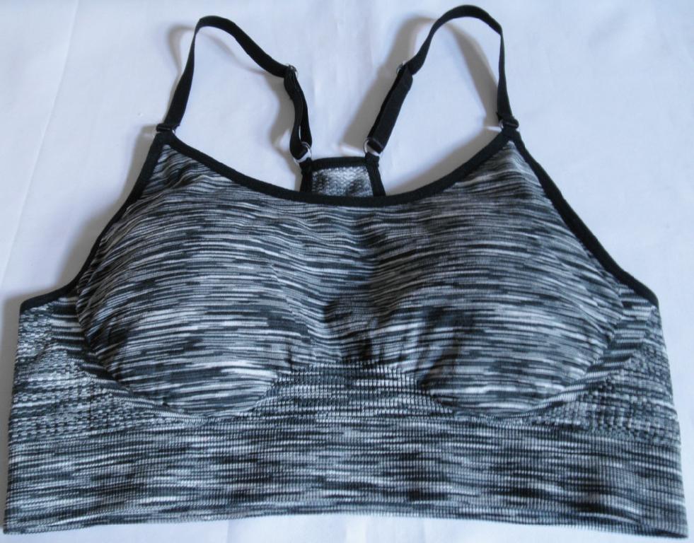 Bustier, sog. Sport-Bustier, Artikel 275995, Größe M (40/42), Foto siehe Anlage,
- bis auf den oberen Bereich des Rückenteils doppelt gearbeitet; aus bis zu ca. 0,8 mm dicken,
  unterschiedlich strukturierten, buntgewirkten, elastischen Gewirken aus synthetischen Chemie-
  fasern (laut Antrag: 66 % Polyamid, 26 % Polyester und 8 % Elasthan),
- bis kurz unter die Brust reichend (max. Rückenlänge: ca. 34 cm),
- im Bereich der Büste durch Änderung der Wirkart leicht konvex gearbeitet; ohne einzelne
  Büstenteile,
- mit herausnehmbaren Polstern ausgestattet,
- mit ca. 1 cm breiten, längenverstellbaren Trägern,
- hinten in Art eines Ringershirts gearbeitet und mit einer annähernd linsenförmigen Aussparung
  versehen,
- ohne Öffnung oder Verschluss,
- mit einem gerippt und abgepasst gewirkten, doppelt gearbeiteten, ca. 3,5 cm breiten, elastischen
  unteren Rand,
- an allen übrigen Rändern mit elastischen Randeinfassungen versehen,
- das Kleidungsstück ist nach Schnitt und Ausstattung nicht dazu bestimmt, die Einzelbüste zu stützen,
  zu formen oder zu korrigieren (somit keine Ware der Position 6212).

"Andere Kleidung (Bustier), aus Gewirken, aus Chemiefasern"