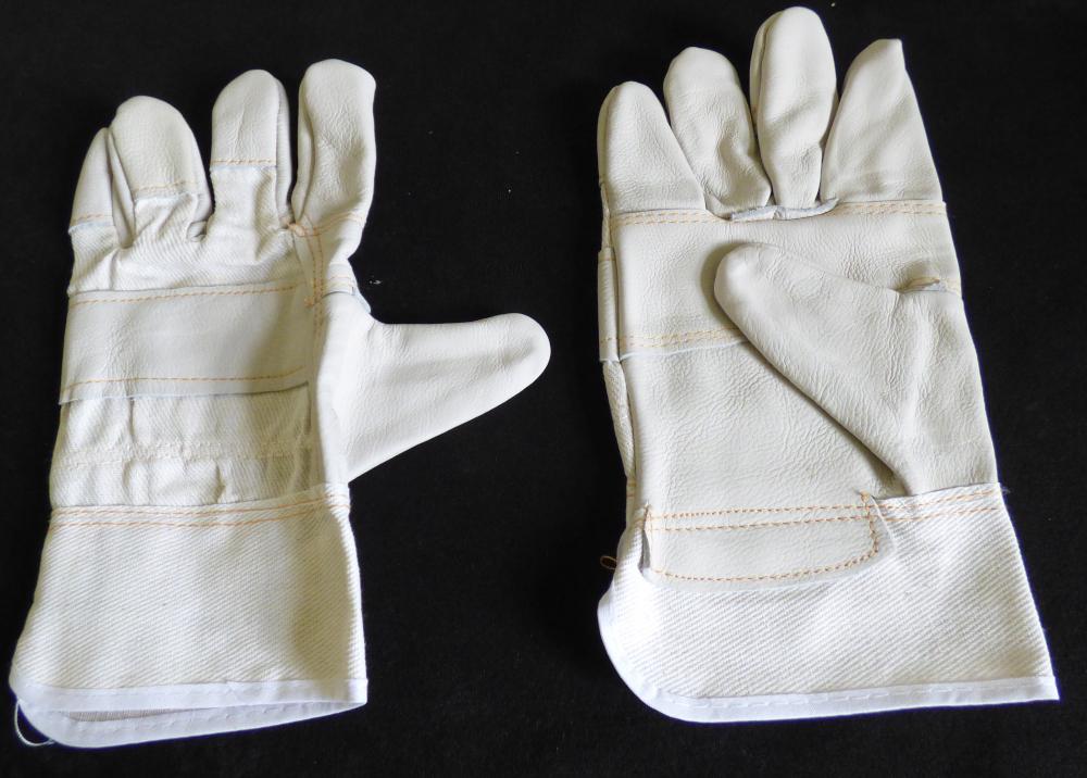 Schutzhandschuhe aus Leder, sog. Möbelleder-Handschuh, Foto siehe Anlage,
- als Fünffingerhandschuhe gearbeitet,
- im Bereich der Innenhand (einschließlich Daumen und Finger), der Fingerzwischenräume,
  der Außenseite des Daumens und des Zeigefingers, der restlichen Fingerkuppen sowie
  im Knöchelbereich des Handrückens aus Leder,
- im restlichen Bereich der Außenhand und der Finger aus Geweben aus Spinnstoffen,
- mit einer Stulpe aus Geweben aus Spinnstoffen
- unterhalb des Handgelenks mit einem Pulsschutz aus Leder,
- im Bereich der Handinnenseite gefüttert,
- das Leder bestimmt im Hinblick auf den Umfang und aufgrund seiner Bedeutung in Bezug
  auf die Verwendung als Schutzhandschuhe den wesentlichen Charakter der Handschuhe,
- Schutzhandschuhe für alle Berufe aufgrund der einfachen Verarbeitung (innen offen
  liegende Nähte und Gummizüge).

"Bekleidungszubehör, aus Leder, Fingerhandschuhe, Schutzhandschuhe für alle Berufe"