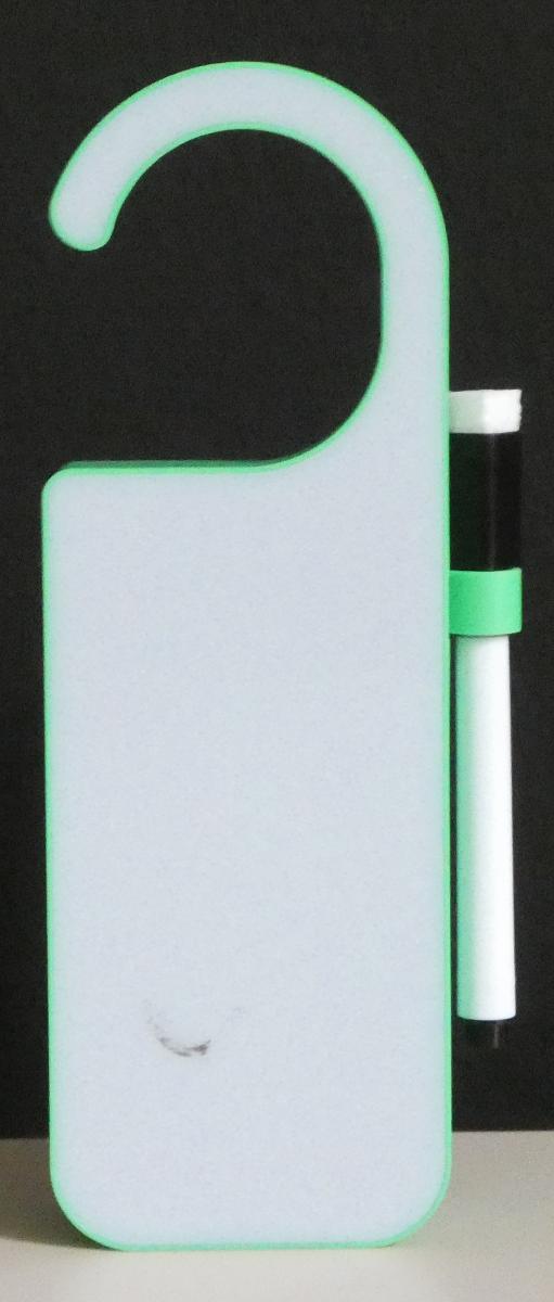 Es handelt sich bei dem "LED-Türhänger" um eine Warenzusammenstellung in Aufmachung für den Einzelverkauf, bestehend aus:

- einer zusammengesetzten Ware in Form einer ca. 20 x 3 x 7 cm (H x T x B) großen Kunststofftafel mit einem Henkel und integrierten LED-Lichtern sowie
- einem Filzstift.
Der Stift ist dazu geeignet, auf der abwisch- und wiederbeschreibbaren Tafel benutzt zu werden.

Die abwischbare und wiederbeschreibbare Tafel bestimmt im Hinblick auf die Bedeutung für die Verwendung und in Bezug auf den Umfang sowohl den Charakter der zusammengesetzten Ware als auch den der Warenzusammenstellung.

Die verpackte Ware ist als "Tafel, zum Schreiben oder Zeichnen" einzureihen.