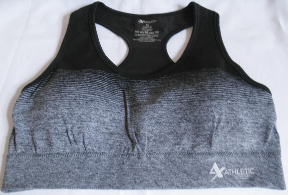 Bustier, sog. Sport-Bustier, Artikel 257059, Größe M (40/42), Foto siehe Anlage,
- vorn zweilagig gearbeitet; aus verschiedenen, bis zu ca. 0,9 mm dicken, buntgewirkten bzw.
  einfarbigen, elastischen Gewirken aus synthetischen Chemiefasern (laut Antrag: 92 % Polyester
  und 8 % Elasthan),
- bis kurz unter die Brust reichend (max. Rückenlänge: ca. 30 cm),
- ohne einzelne Büstenteile,
- mit herausnehmbaren Polstern ausgestattet,
- mit Schulterträgern; im Rückenteil in der Art eines Ringershirts gearbeitet,
- ohne Öffnung oder Verschluss,
- mit einem durch Umschlagen und Festnähen doppelt gearbeiteten, ca. 3,5 cm breiten, elastischen,
  unteren Rand,
- an allen übrigen Rändern mit elastischen Randeinfassungen versehen,
- das Kleidungsstück ist nach Schnitt und Ausstattung nicht dazu bestimmt, die Einzelbüste zu stützen,
  zu formen oder zu korrigieren (somit keine Ware der Position 6212).

"Andere Kleidung (Bustier), aus Gewirken, aus Chemiefasern"