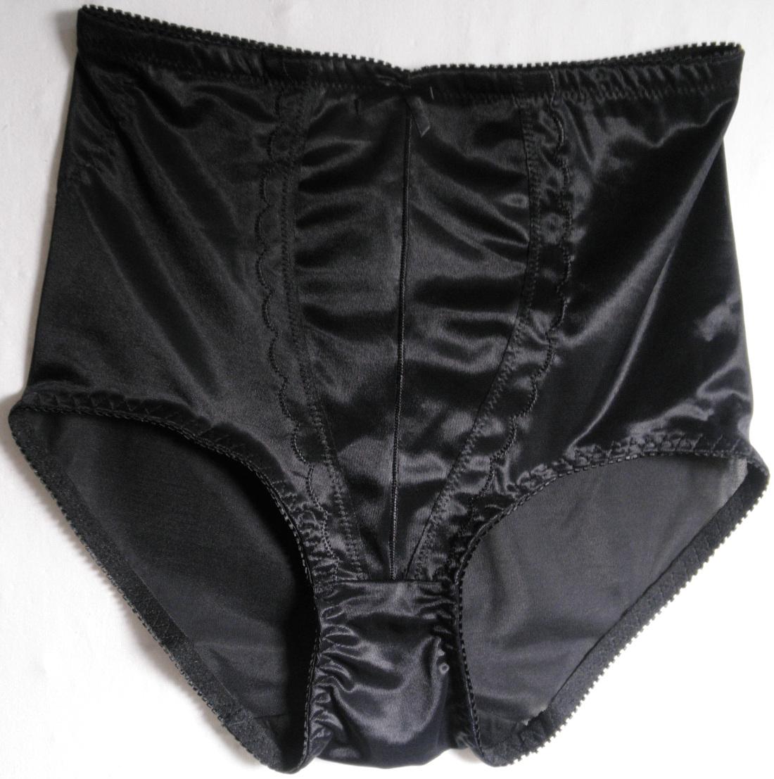 Slip, sog. Damen-Miederhose, Artikel 239700, Größe 40/42, Foto siehe Anlage,
- als Taillenslip gearbeitet,
- aus ca. 0,3 mm dicken, einfarbigen Gewirken aus laut Antrag 90 % Polyester und 10 % Elasthan
  (beides synthetische Chemiefasern),
- ohne Öffnung und ohne Verschluss,
- im Bauchbereich teilweise doppellagig gearbeitet (mit sog. Bauchpatte),
- mit Schrittfutter,
- mit ca. 21 cm hohen Seitenteilen (vom Beinausschnitt bis zum oberen Rand gemessen),
- auf der Innenseite an allen Rändern mit flachen, elastischen Borten versehen,
- vorn am oberen Rand mit einer kleinen, sog. Wäscheschleife verziert,
- aufgrund des Schnitts eindeutig als Frauenkleidung erkennbar,
- weist laut Untersuchungsergebnis eine höhere Dehnung in der Querrichtung als in der Längs-
  richtung auf und erfüllt damit nicht die Voraussetzungen zur Einreihung als Miederhose im Sinne
  der Position 6212.

"Slip, aus Gewirken, für Frauen, aus Chemiefasern"