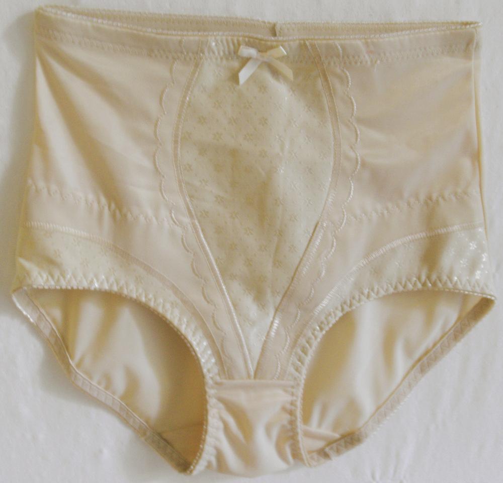Slip, sog. Damen-Miederhose, Artikel 245515, Größe 40/42, Foto siehe Anlage,
- als Taillenslip gearbeitet,
- aus ca. 0,2 mm dicken, einfarbigen Gewirken; im Bauchbereich und an den vorderen Beinausschnitten
  mit Einsätzen aus einem ca. 0,6 mm dicken, einfarbigen, zweilagigen Flächenerzeugnis mit einer
  Außenlage aus strukturierten (musterbildenden) Gewirken und einer Innenlage aus "einfachen" Kulier-
  gewirken durch deren innenseitig bis zu max. 5 cm überstehende Ränder der Bauchbereich teilweise
  mehrlagig gearbeitet ist; alle Gewirke bestehen aus synthetischen Chemiefasern (laut Antrag 90 %
  Polyester und 10 % Elasthan),
- ohne Öffnung und ohne Verschluss,
- mit Schrittfutter,
- mit ca. 21 cm hohen Seitenteilen (vom Beinausschnitt bis zum oberen Rand gemessen),
- auf der Innenseite an allen Rändern mit flachen, elastischen Borten versehen,
- vorn am oberen Rand mit einer kleinen, sog. Wäscheschleife verziert,
- aufgrund des Schnitts eindeutig als Frauenkleidung erkennbar,
- weist laut Untersuchungsergebnis eine höhere Dehnung in der Querrichtung als in der Längs-
  richtung auf und erfüllt damit nicht die Voraussetzungen zur Einreihung als Miederhose im Sinne
  der Position 6212.

"Slip, aus Gewirken, für Frauen, aus Chemiefasern"