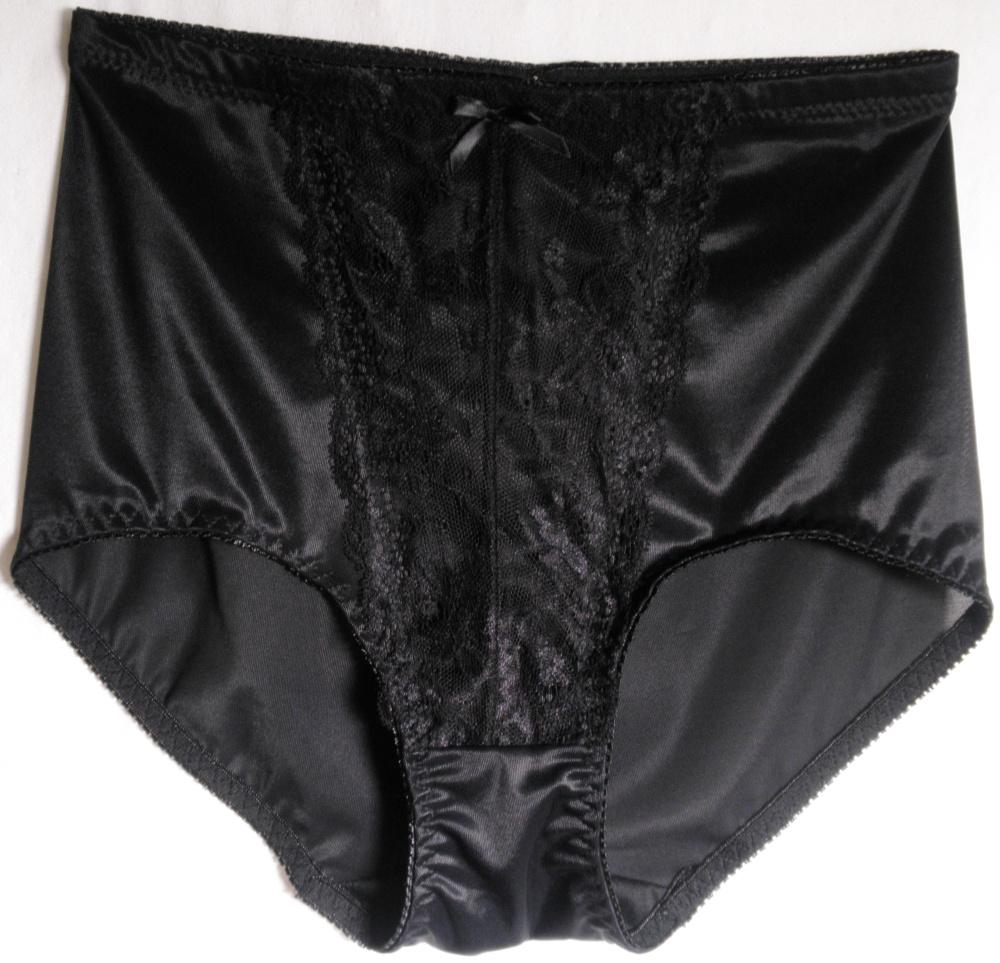 Slip, sog. Damen-Miederhose, Artikel 250331, Größe 40/42, Foto siehe Anlage,
- als Taillenslip gearbeitet,
- aus ca. 0,3 mm dicken, einfarbigen Gewirken; im Bauchbereich teilweise zwei- bzw. dreilagig gearbeitet
  durch einen Besatz aus 0,2 mm dicken, musterbildend durchbrochenen Gewirken und einen Einsatz
  aus den vorgenannten 0,3 mm dicken Gewirken, dessen Ränder innenseitig bis zu max. 3 cm über-
  stehen, alle Gewirke bestehen aus synthetischen Chemiefasern (laut Antrag 90 % Polyester und 10 % 
  Elasthan),
- ohne Öffnung und ohne Verschluss,
- mit Schrittfutter,
- mit ca. 21 cm hohen Seitenteilen (vom Beinausschnitt bis zum oberen Rand gemessen),
- auf der Innenseite an allen Rändern mit flachen, elastischen Borten versehen,
- vorn am oberen Rand mit einer kleinen, sog. Wäscheschleife verziert,
- aufgrund des Schnitts eindeutig als Frauenkleidung erkennbar,
- weist laut Untersuchungsergebnis eine gleich hohe Dehnung in Quer- und Längsrichtung auf und erfüllt
  damit nicht die Voraussetzungen zur Einreihung als Miederhose im Sinne der Position 6212.

"Slip, aus Gewirken, für Frauen, aus Chemiefasern"